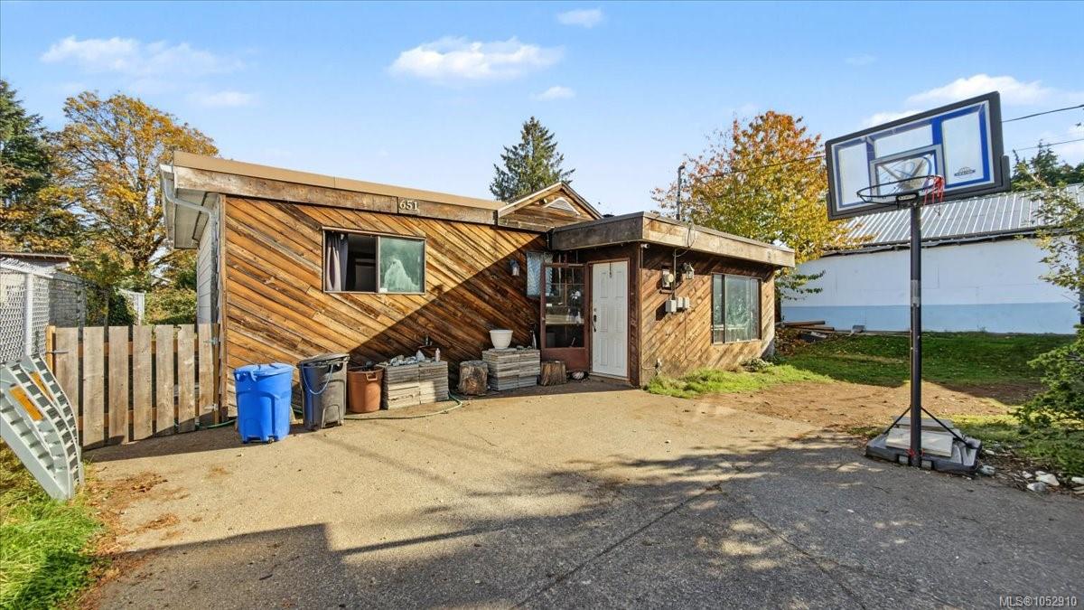 651 Dogwood St — listing photo 3 of 16