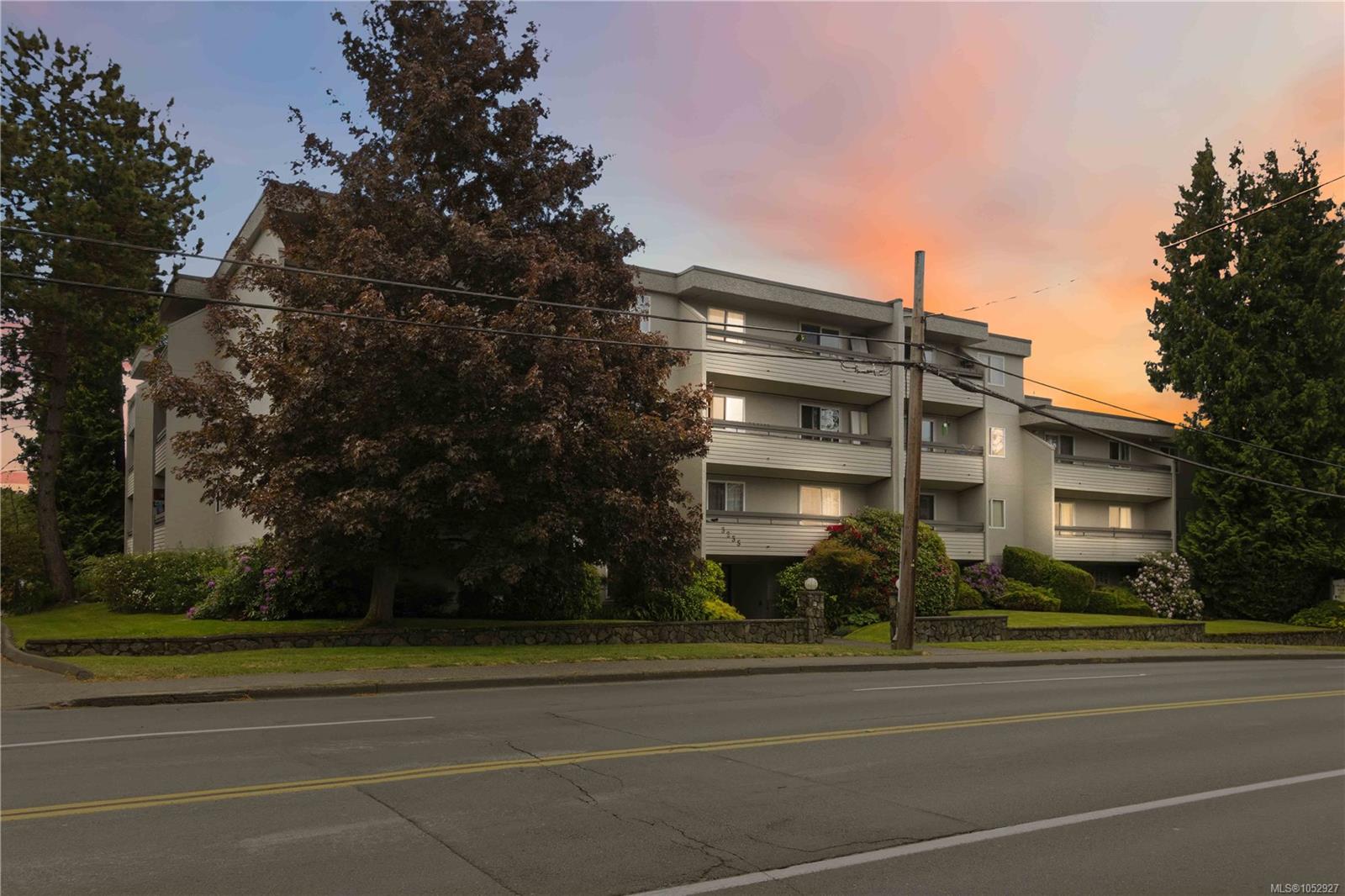 314-3235 Quadra St — listing photo 2 of 15