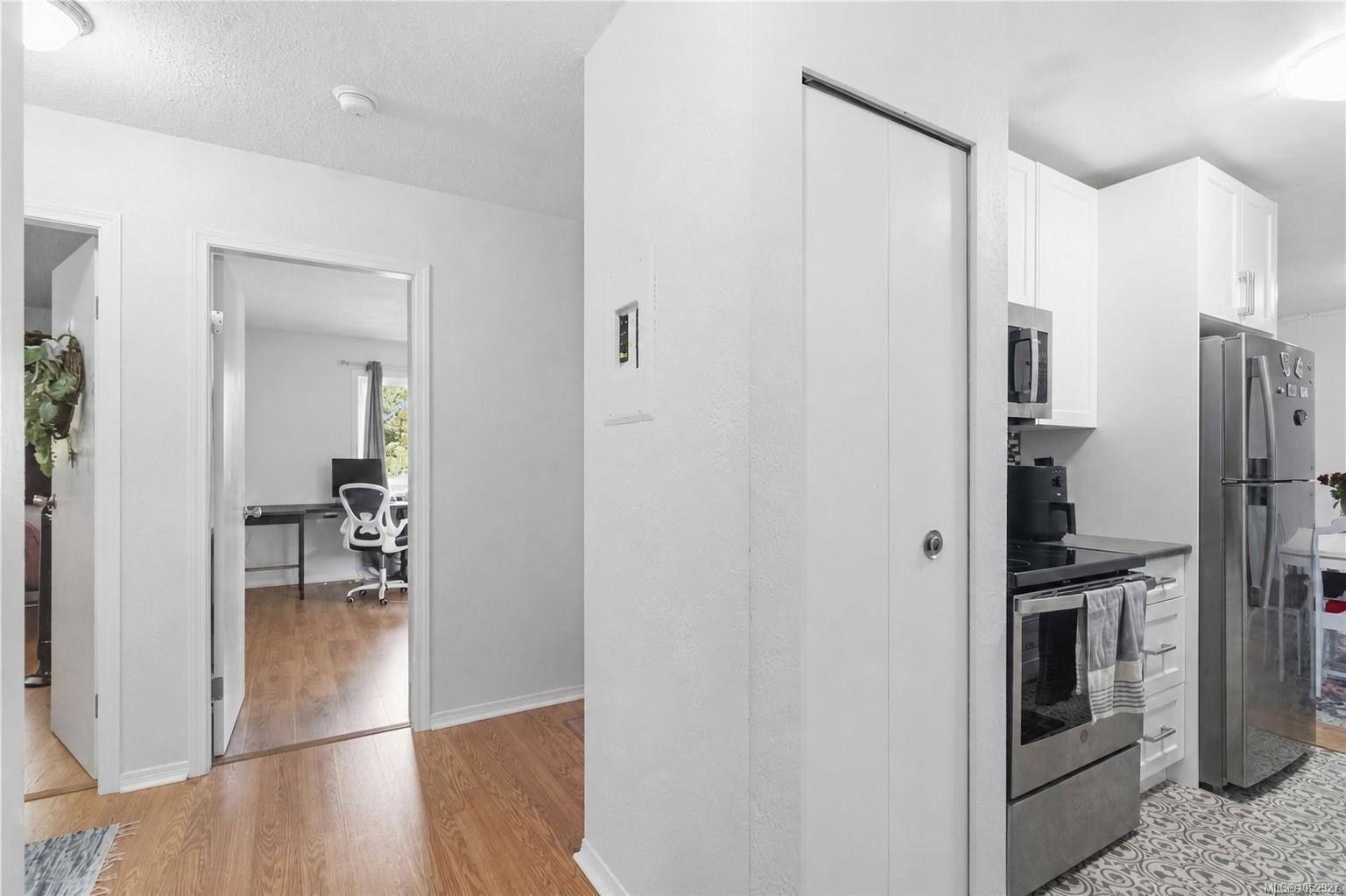 314-3235 Quadra St — listing photo 3 of 15