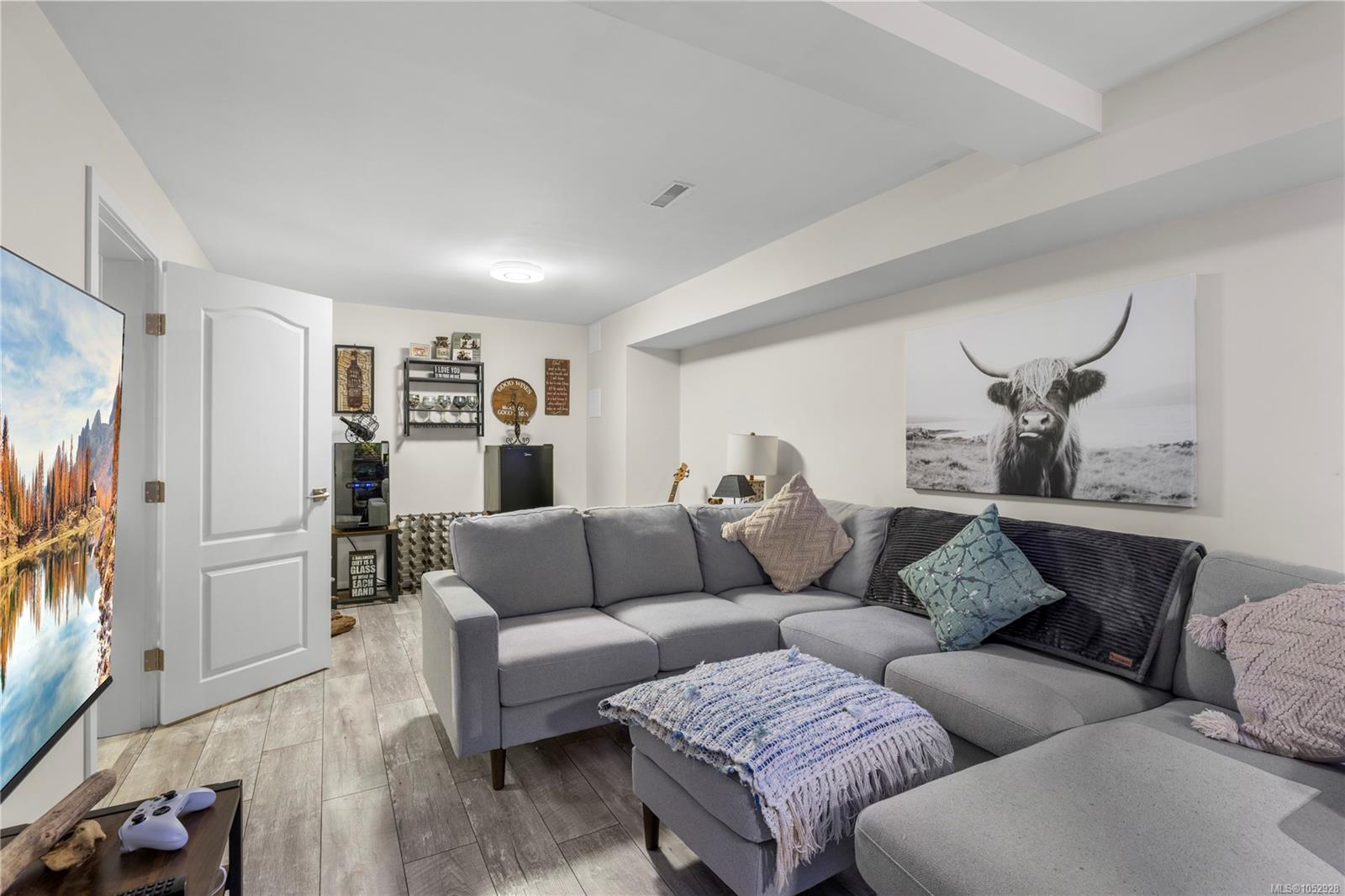 1691 Meadowood Way — listing photo 13 of 22