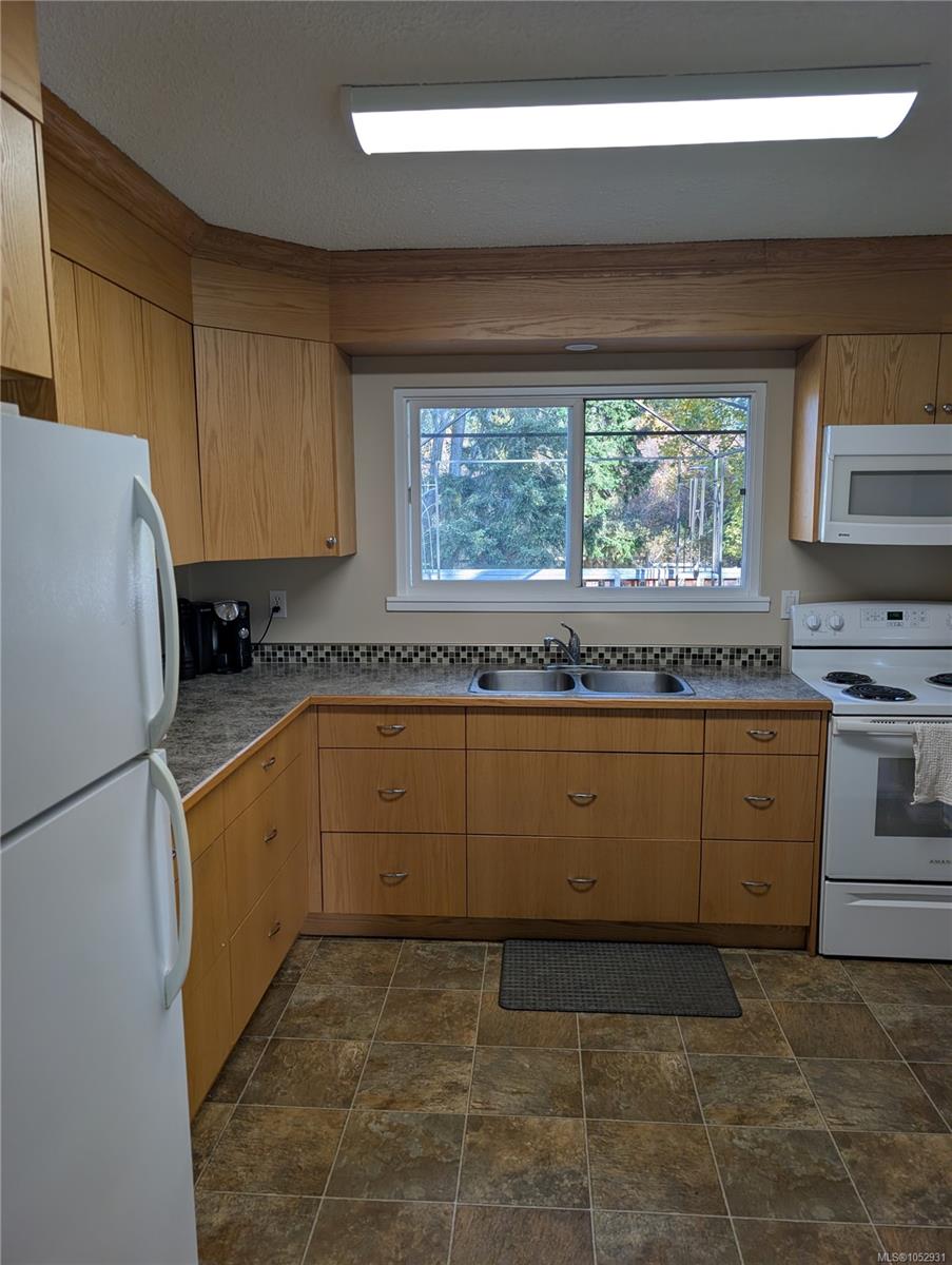 1440 Dogwood Ave — listing photo 6 of 27