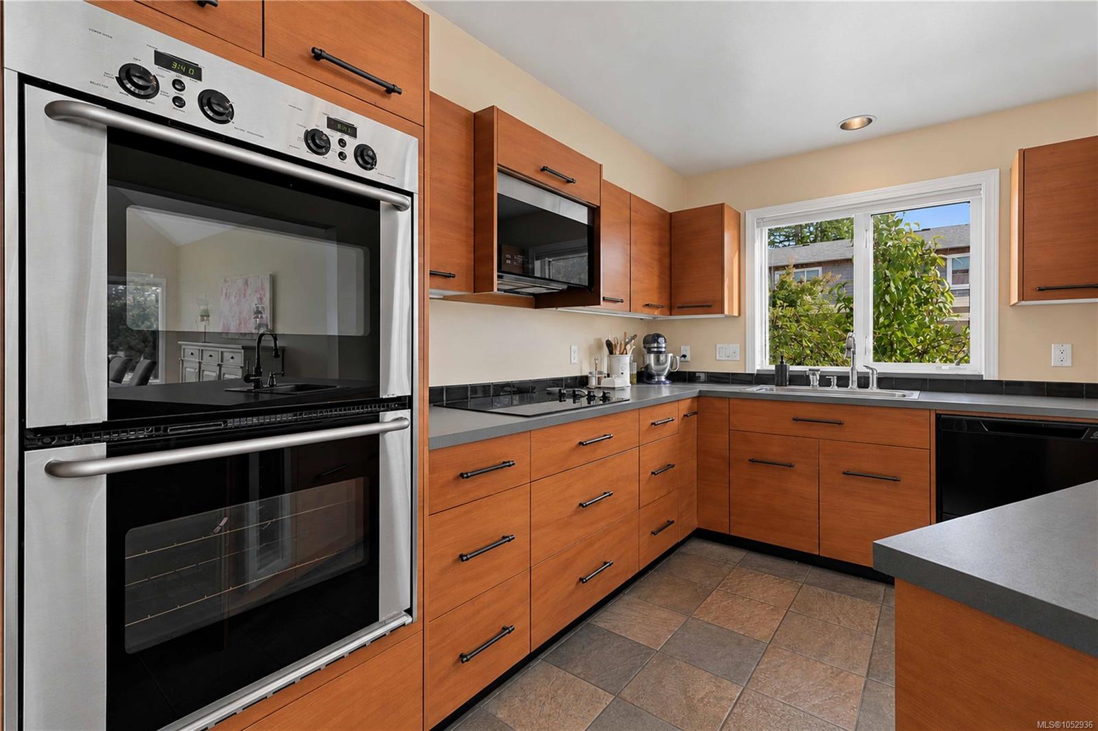 10189 West Saanich Rd — listing photo 11 of 43