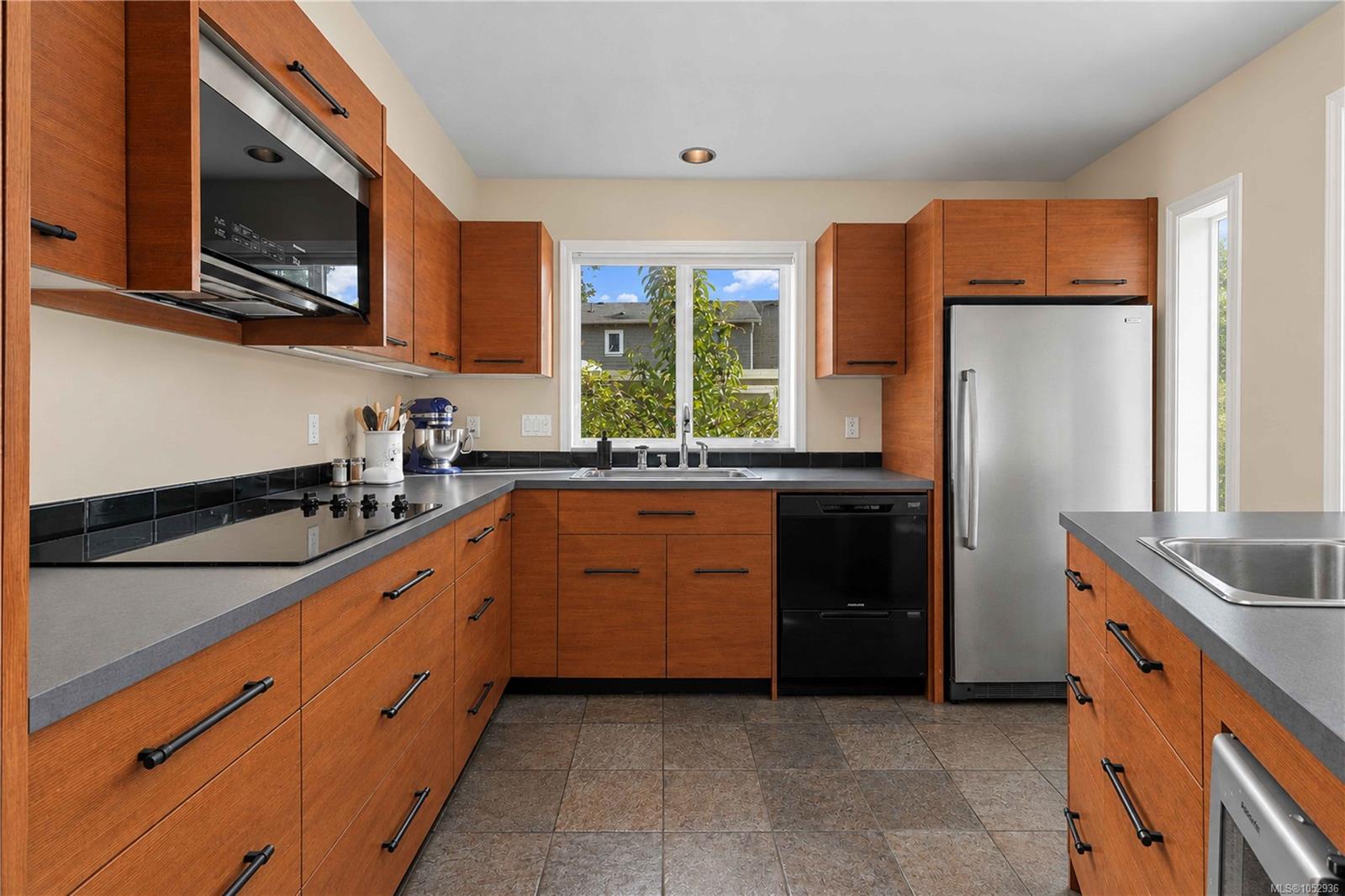10189 West Saanich Rd — listing photo 12 of 43
