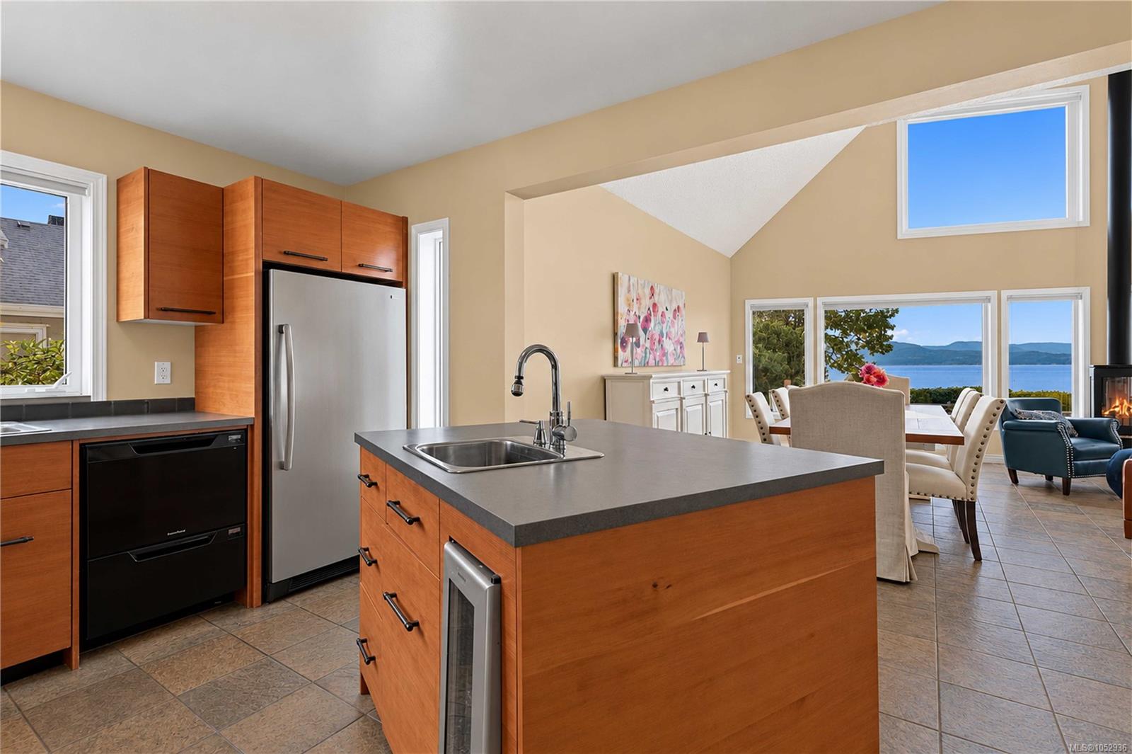 10189 West Saanich Rd — listing photo 13 of 43