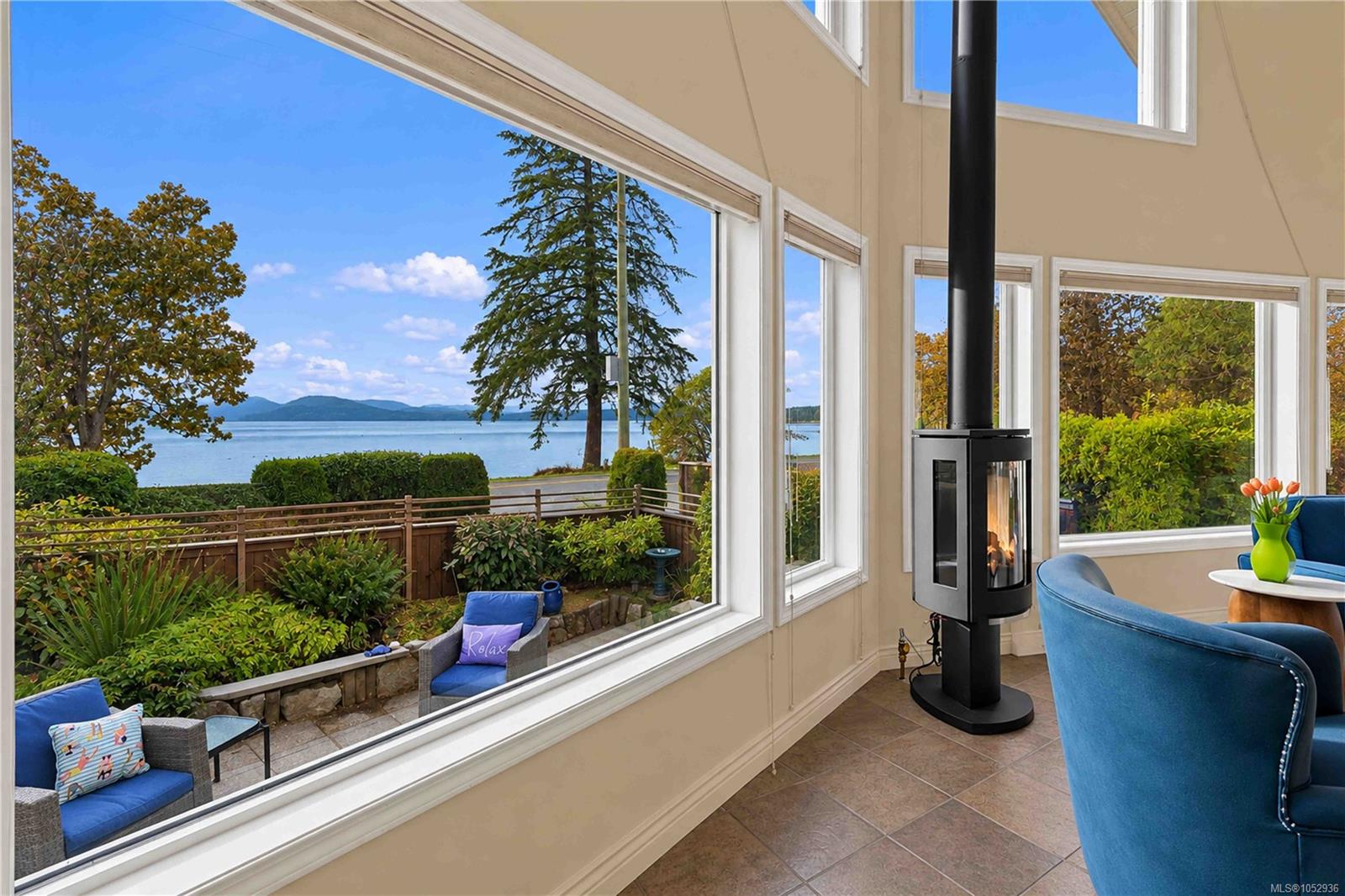 10189 West Saanich Rd — listing photo 5 of 43