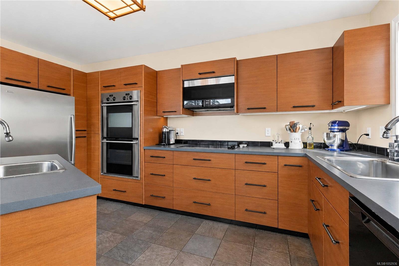 10189 West Saanich Rd — listing photo 9 of 43