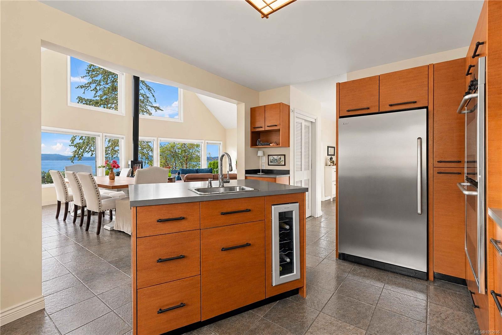10189 West Saanich Rd — listing photo 10 of 43