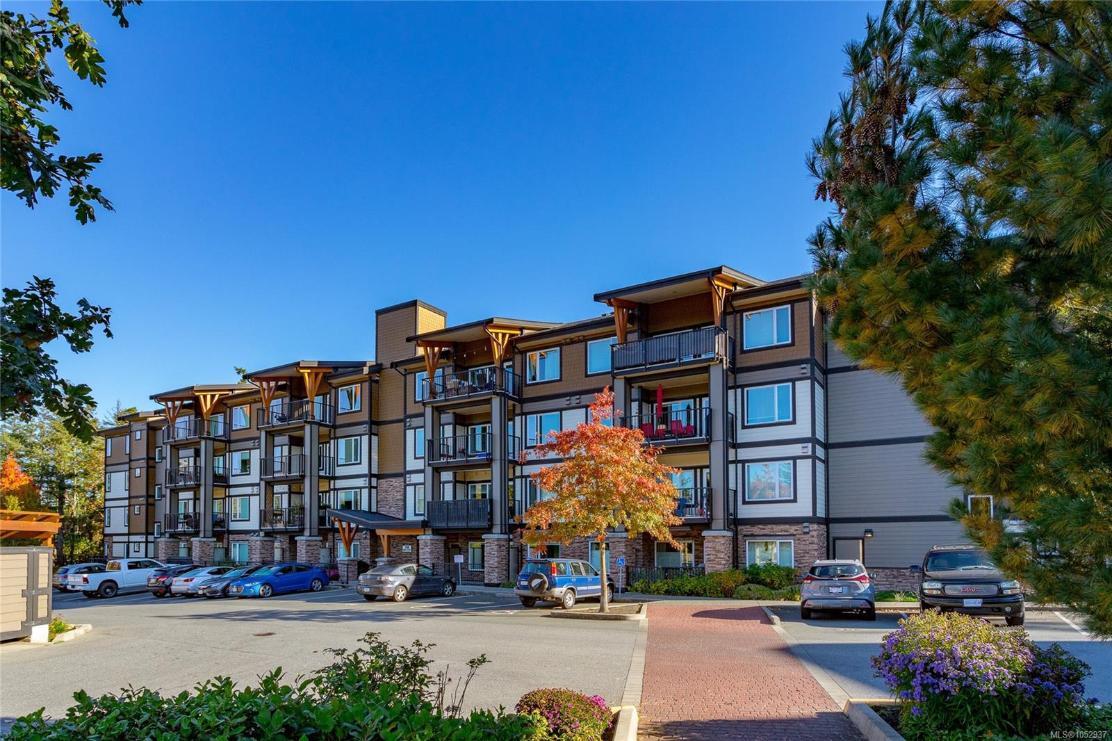 207-290 Wilfert Rd — listing photo 3 of 32