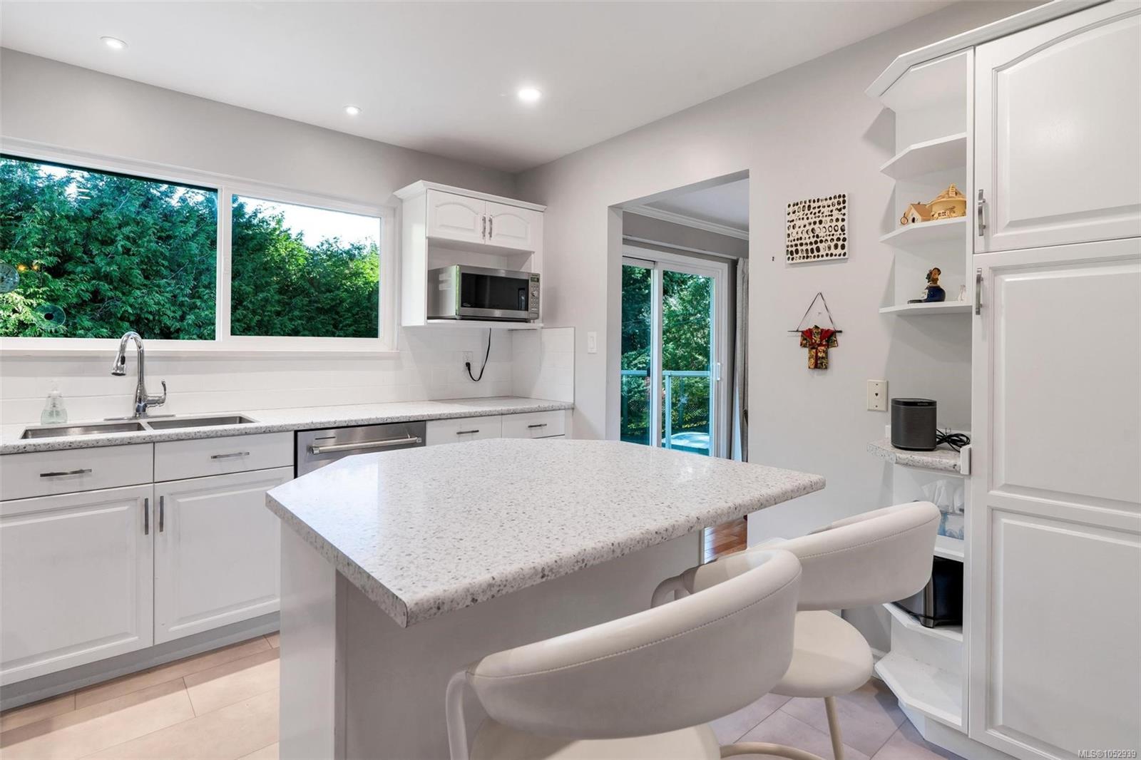 610 Vanalman Ave — listing photo 10 of 40