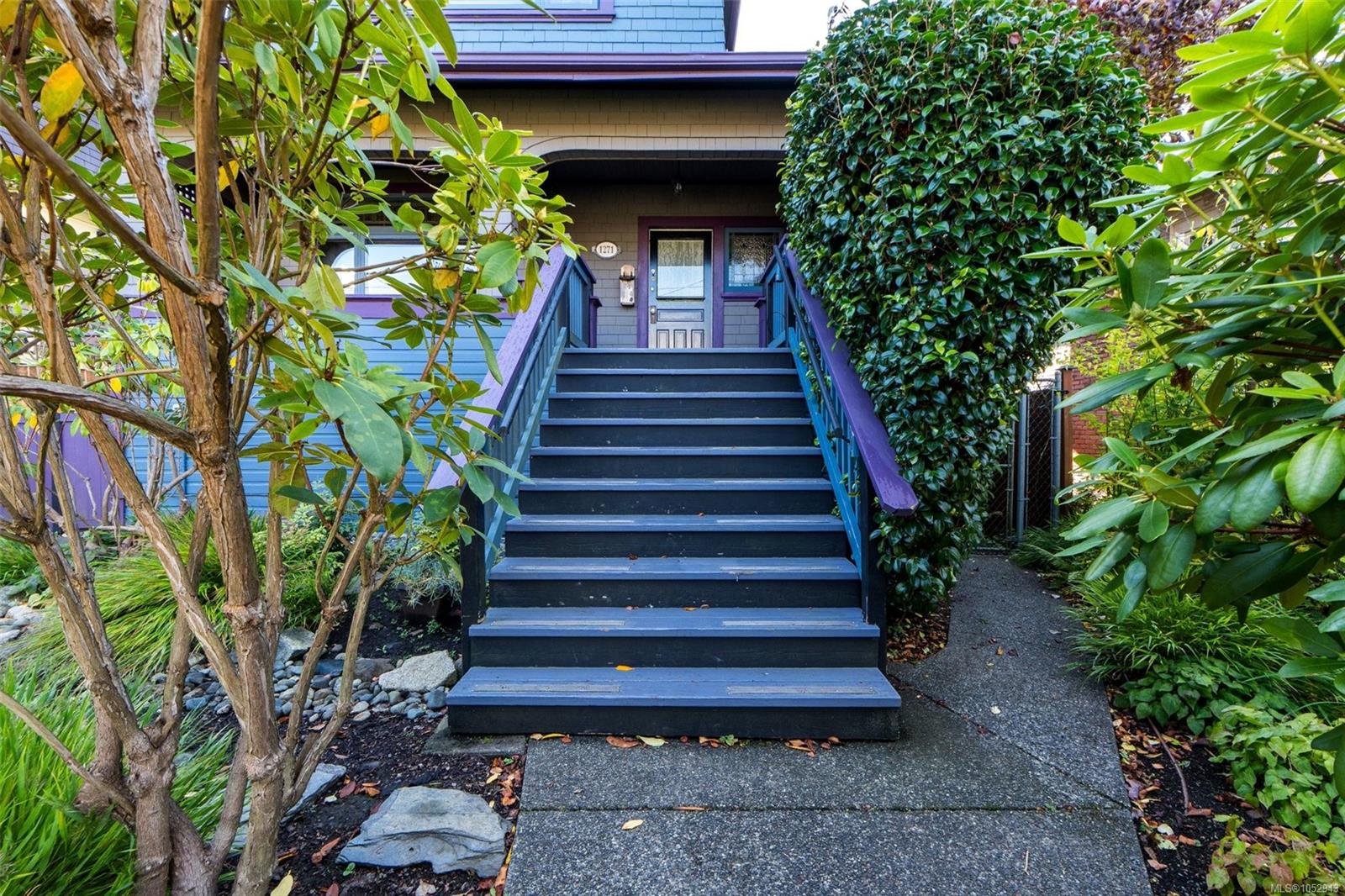 1271 McKenzie St — listing photo 3 of 78