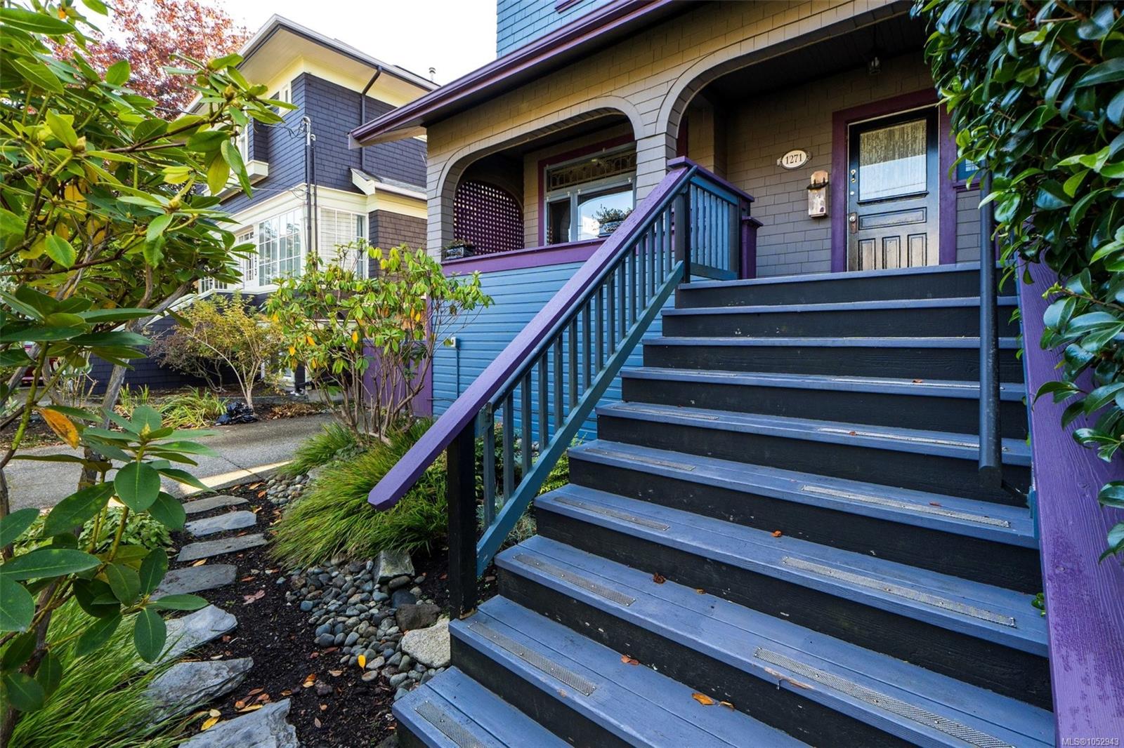 1271 McKenzie St — listing photo 4 of 78