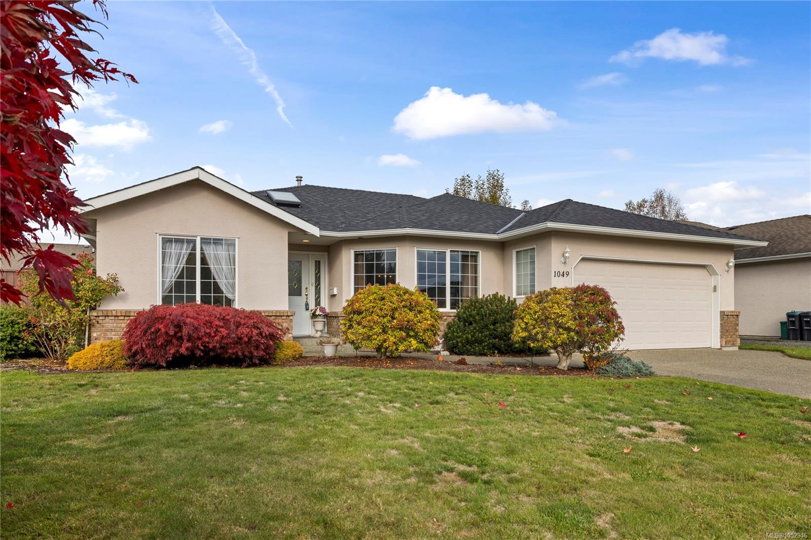 1049 Sunrise Dr — listing photo 2 of 40