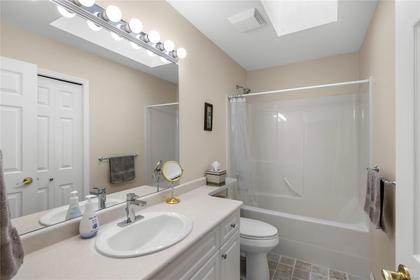 1049 Sunrise Dr — listing photo 11 of 40