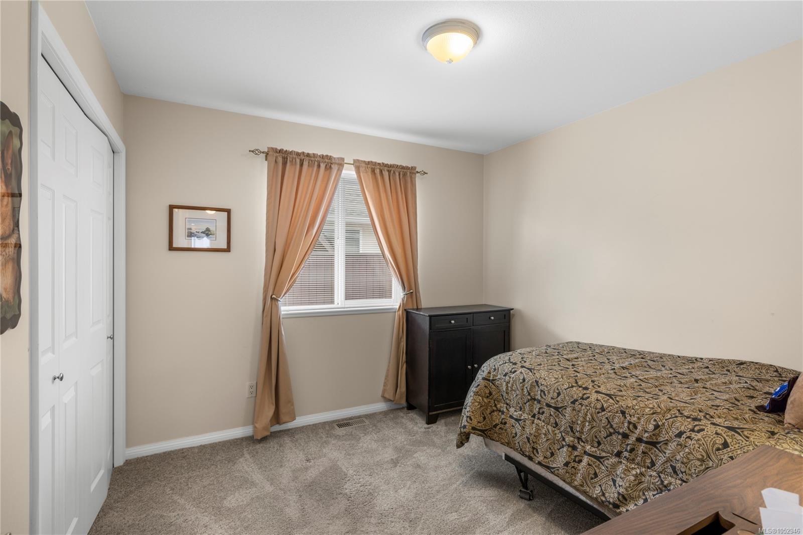 1049 Sunrise Dr — listing photo 12 of 40