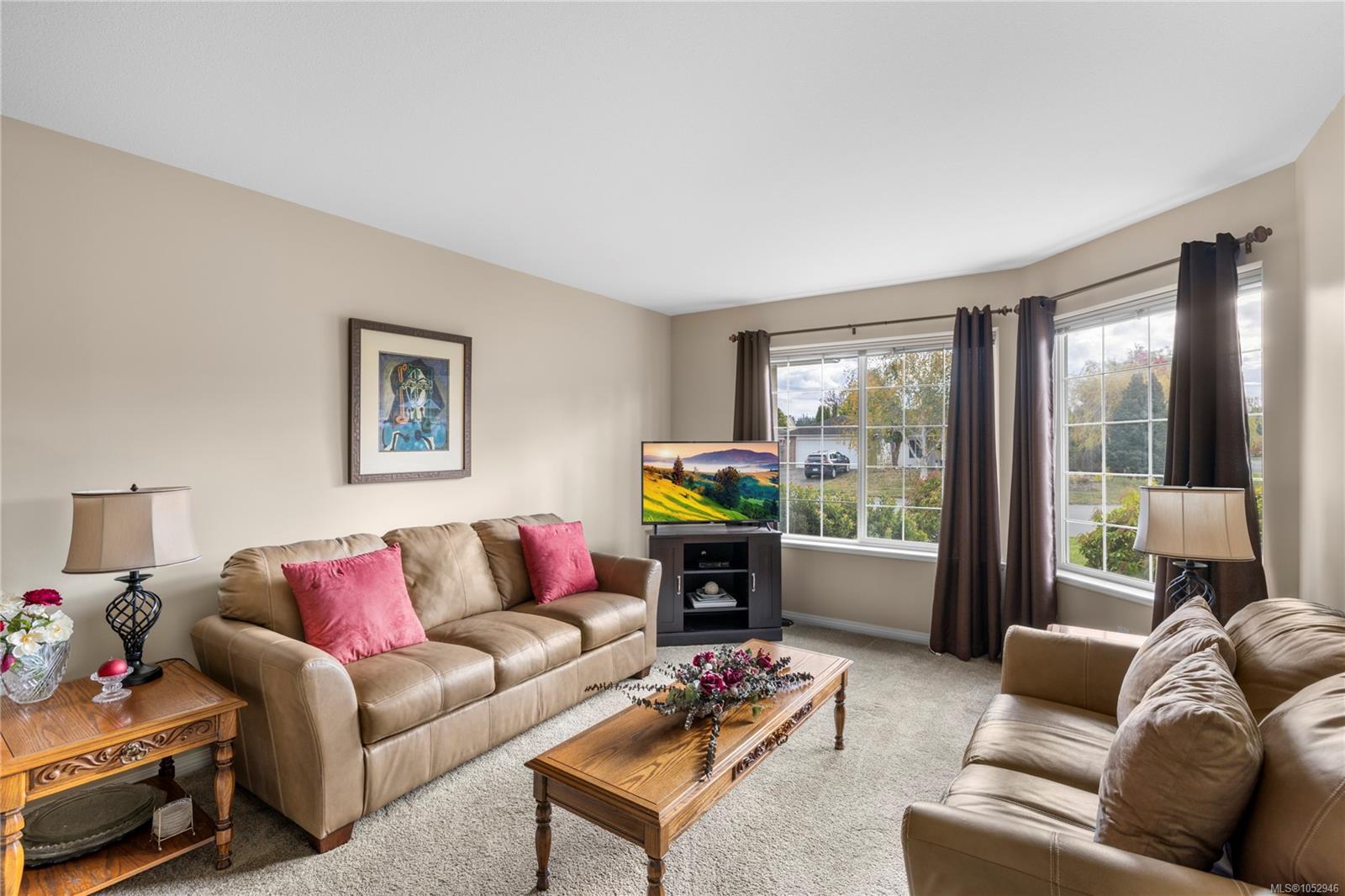 1049 Sunrise Dr — listing photo 3 of 40