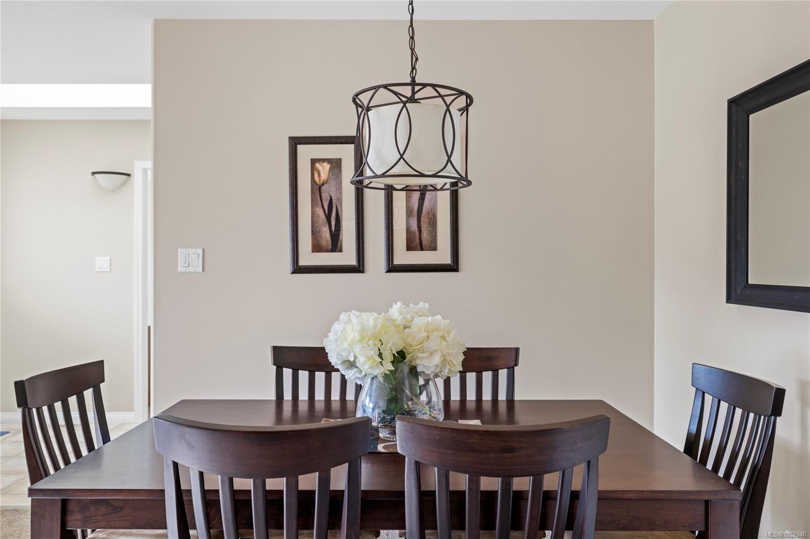 1049 Sunrise Dr — listing photo 4 of 40