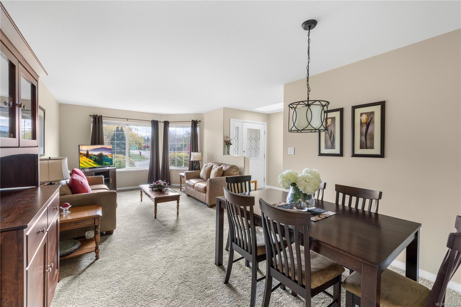 1049 Sunrise Dr — listing photo 5 of 40
