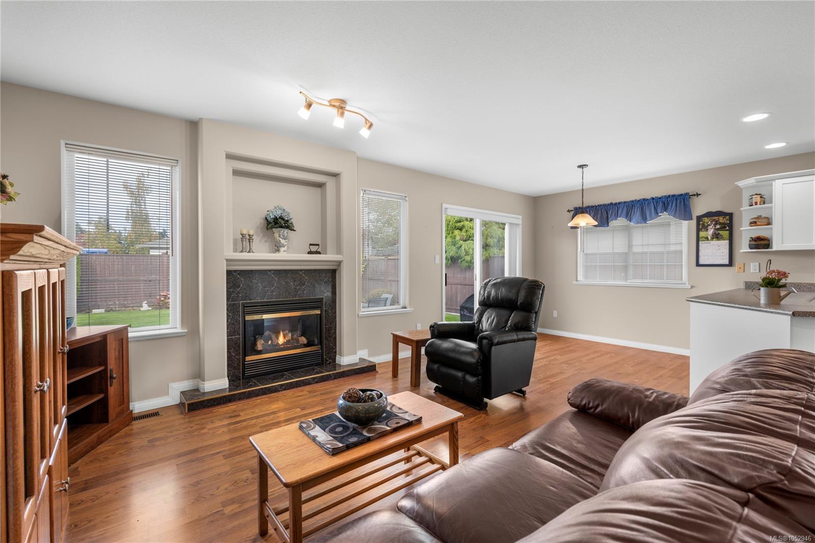 1049 Sunrise Dr — listing photo 6 of 40
