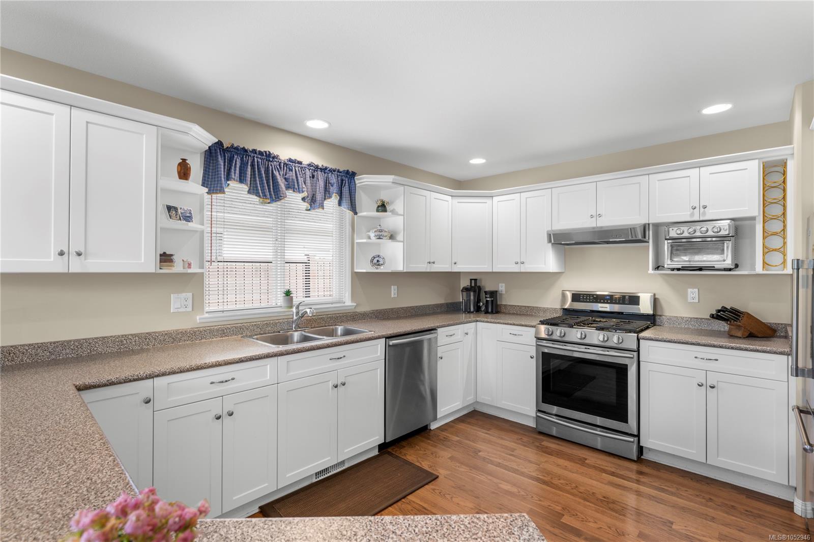 1049 Sunrise Dr — listing photo 7 of 40