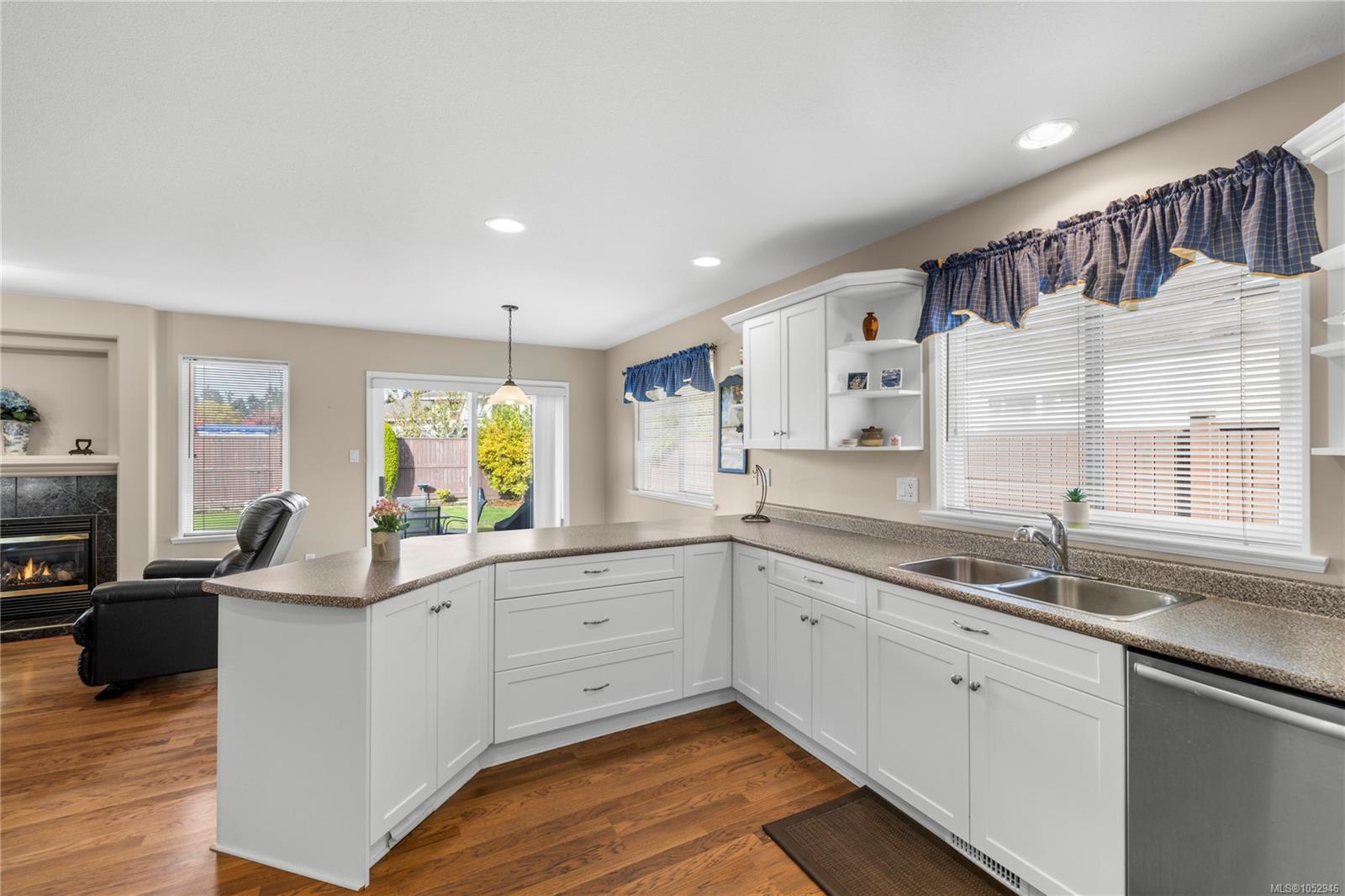 1049 Sunrise Dr — listing photo 8 of 40