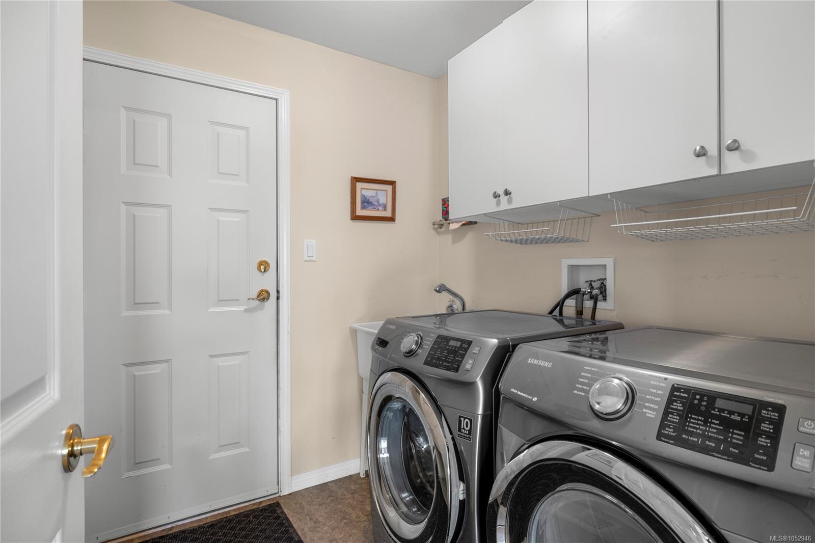 1049 Sunrise Dr — listing photo 9 of 40