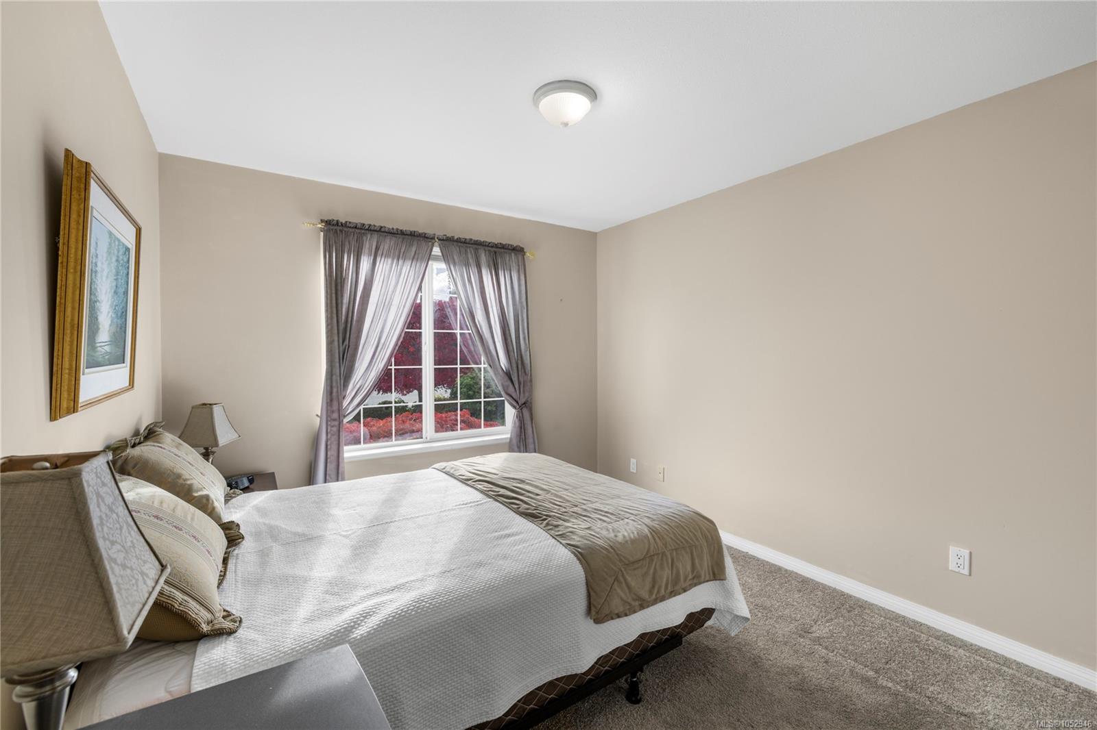 1049 Sunrise Dr — listing photo 10 of 40