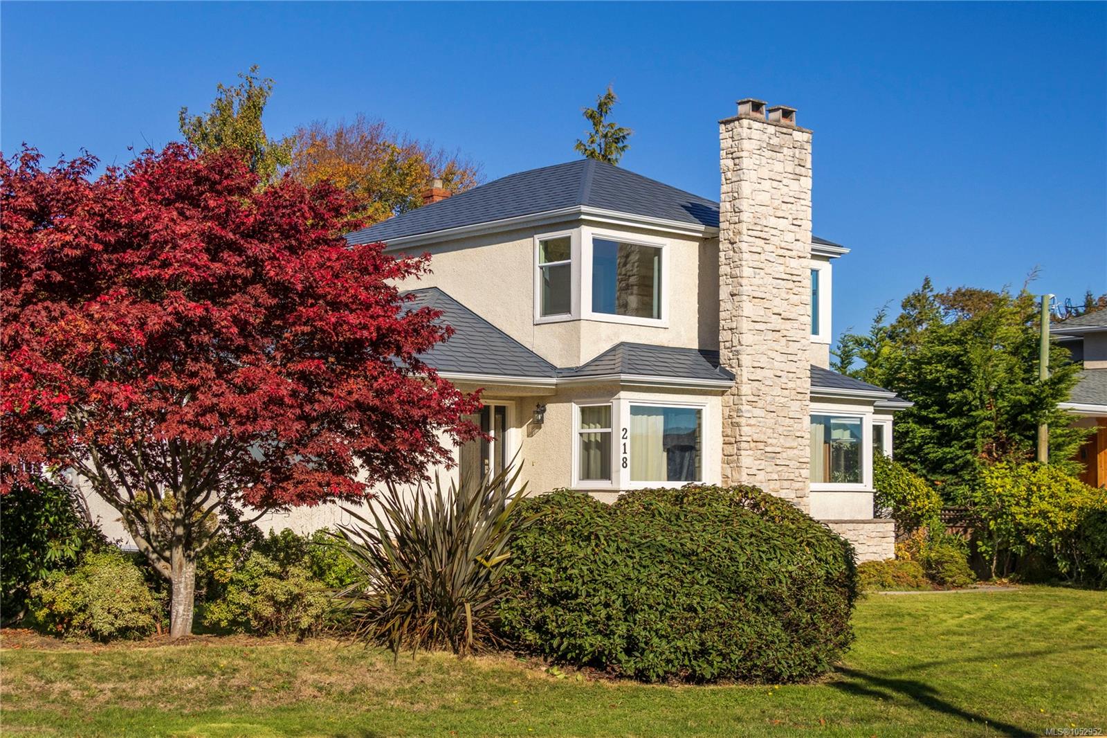 218 Beach Dr — listing photo 2 of 74