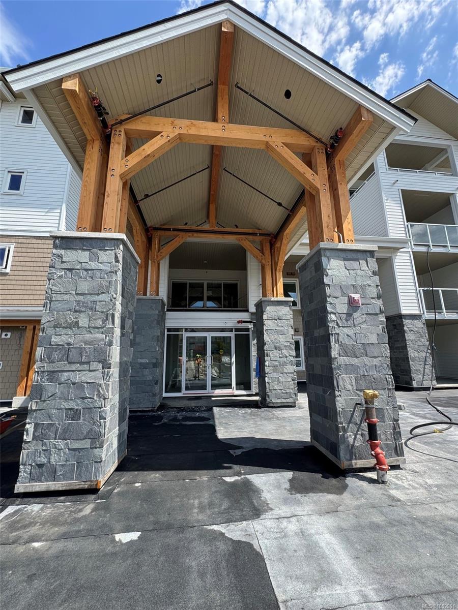 4775 Uplands Dr — listing photo 4 of 31