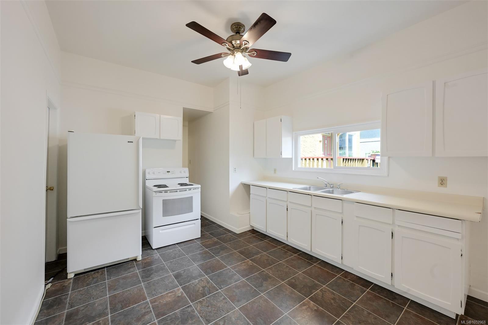 1620 Camosun St — listing photo 12 of 79