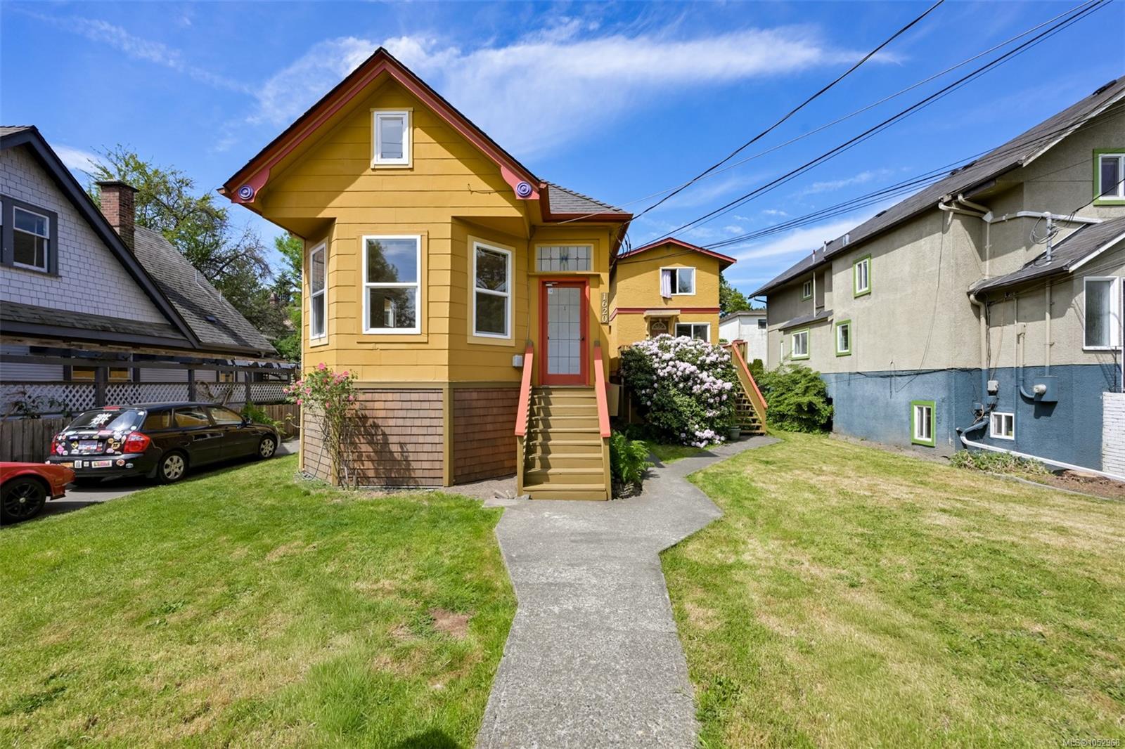 1620 Camosun St — listing photo 3 of 79
