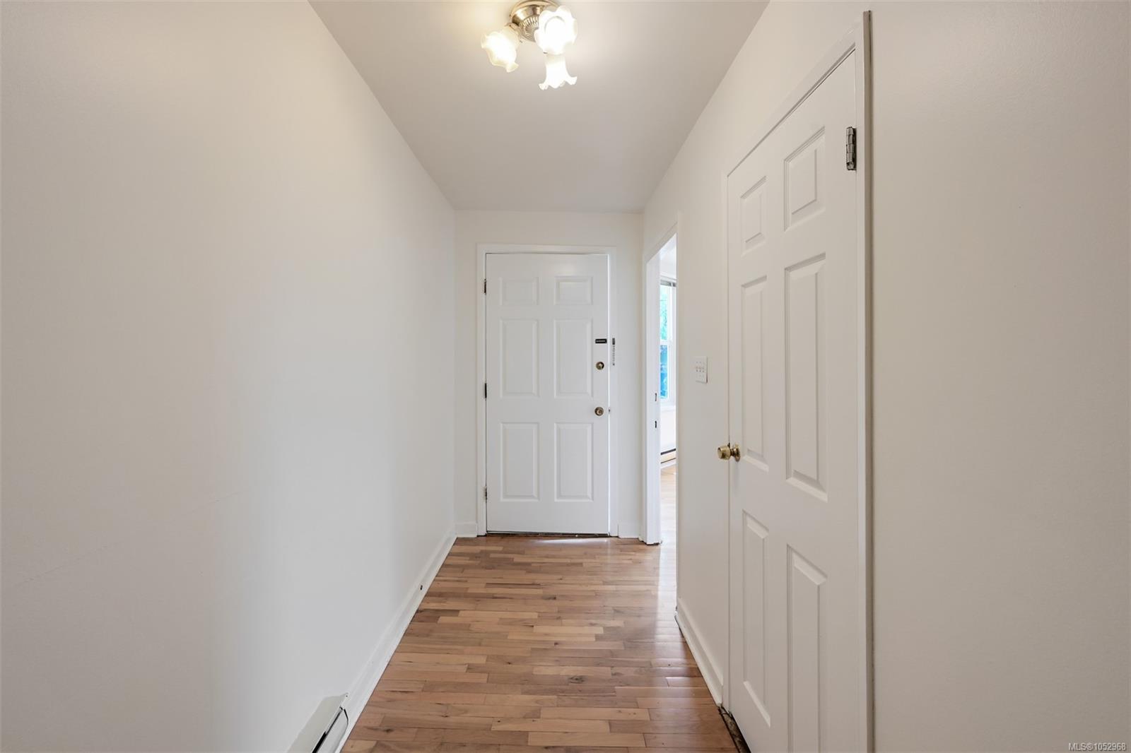 1620 Camosun St — listing photo 6 of 79