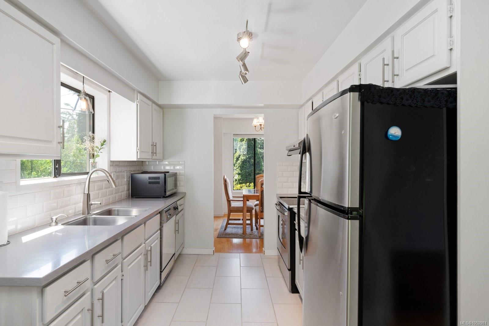 764 Mann Ave — listing photo 13 of 43