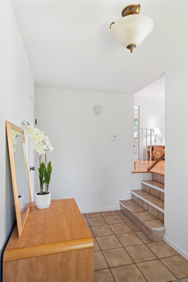 764 Mann Ave — listing photo 3 of 43