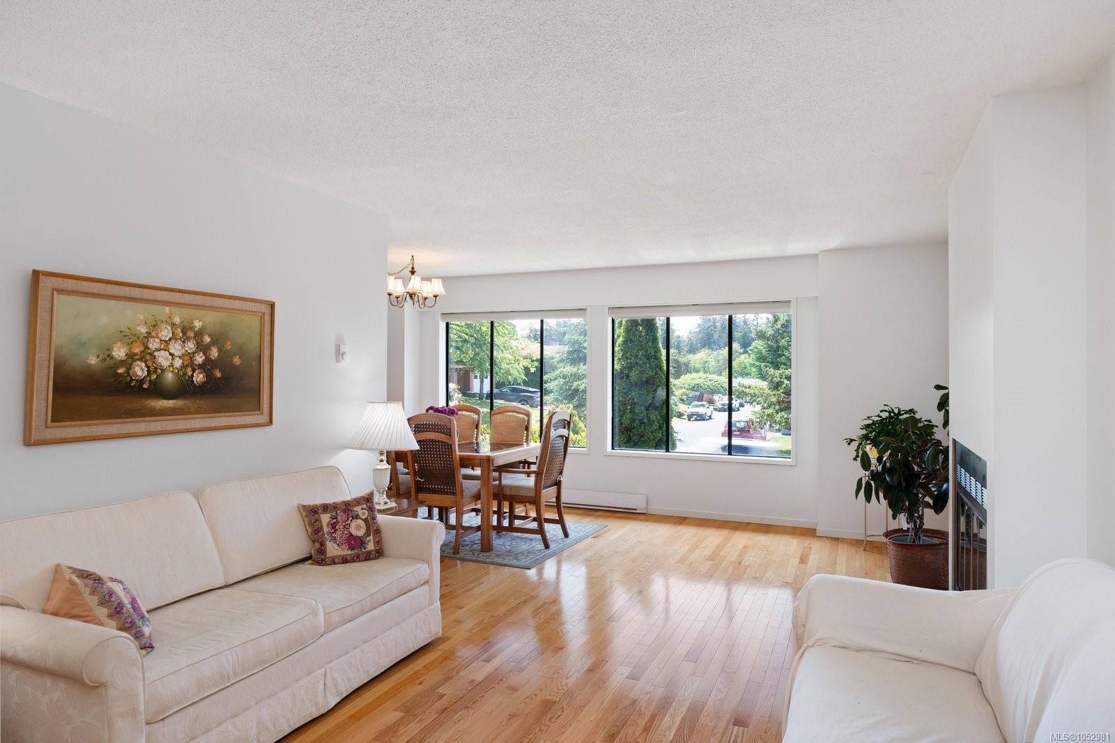 764 Mann Ave — listing photo 4 of 43