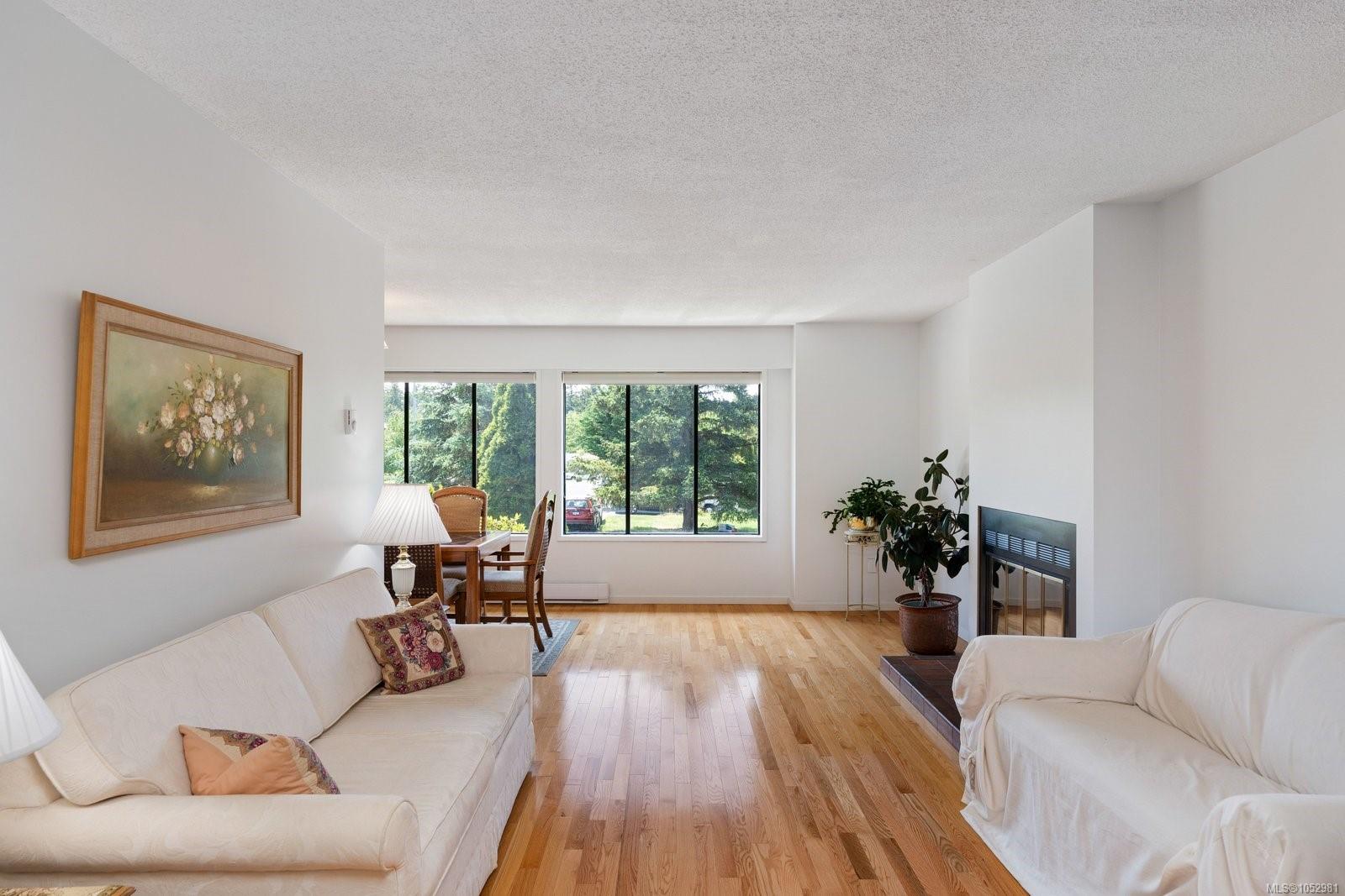 764 Mann Ave — listing photo 5 of 43