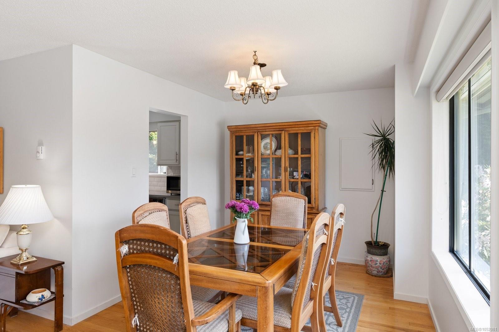 764 Mann Ave — listing photo 8 of 43
