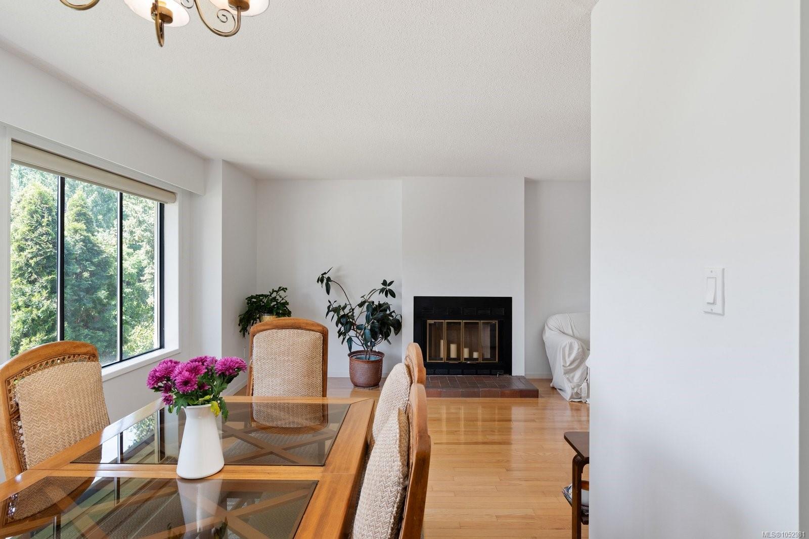 764 Mann Ave — listing photo 9 of 43
