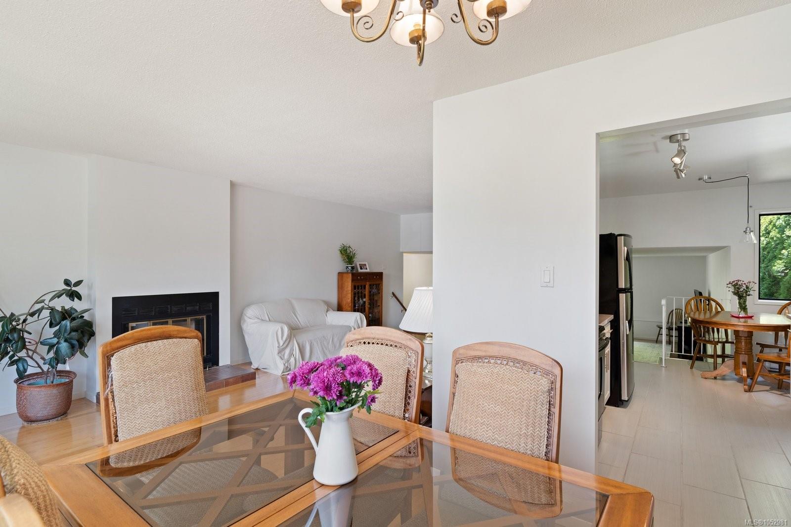 764 Mann Ave — listing photo 10 of 43
