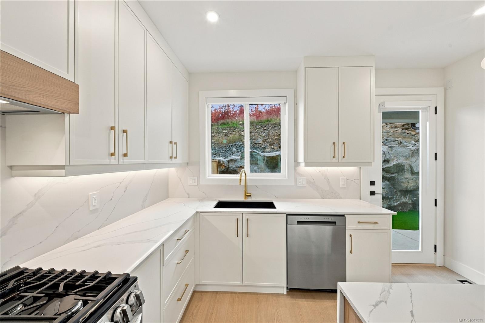 817 BLACKBIRD Pl — listing photo 14 of 39