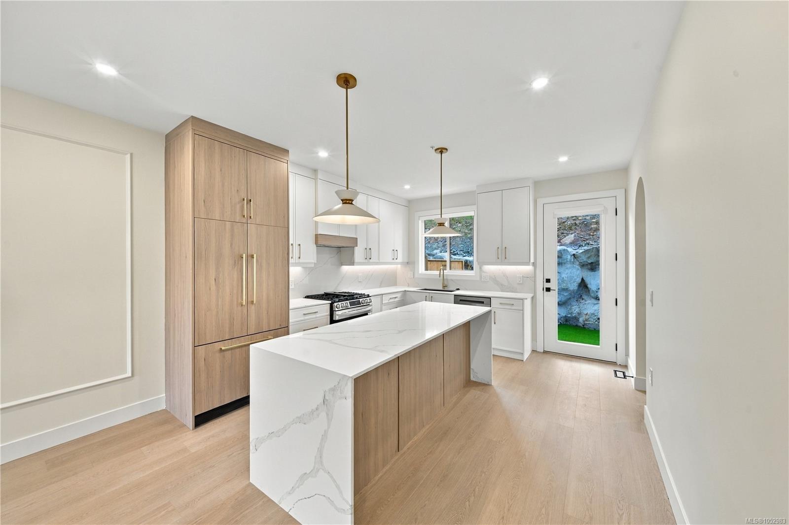 817 BLACKBIRD Pl — listing photo 10 of 39