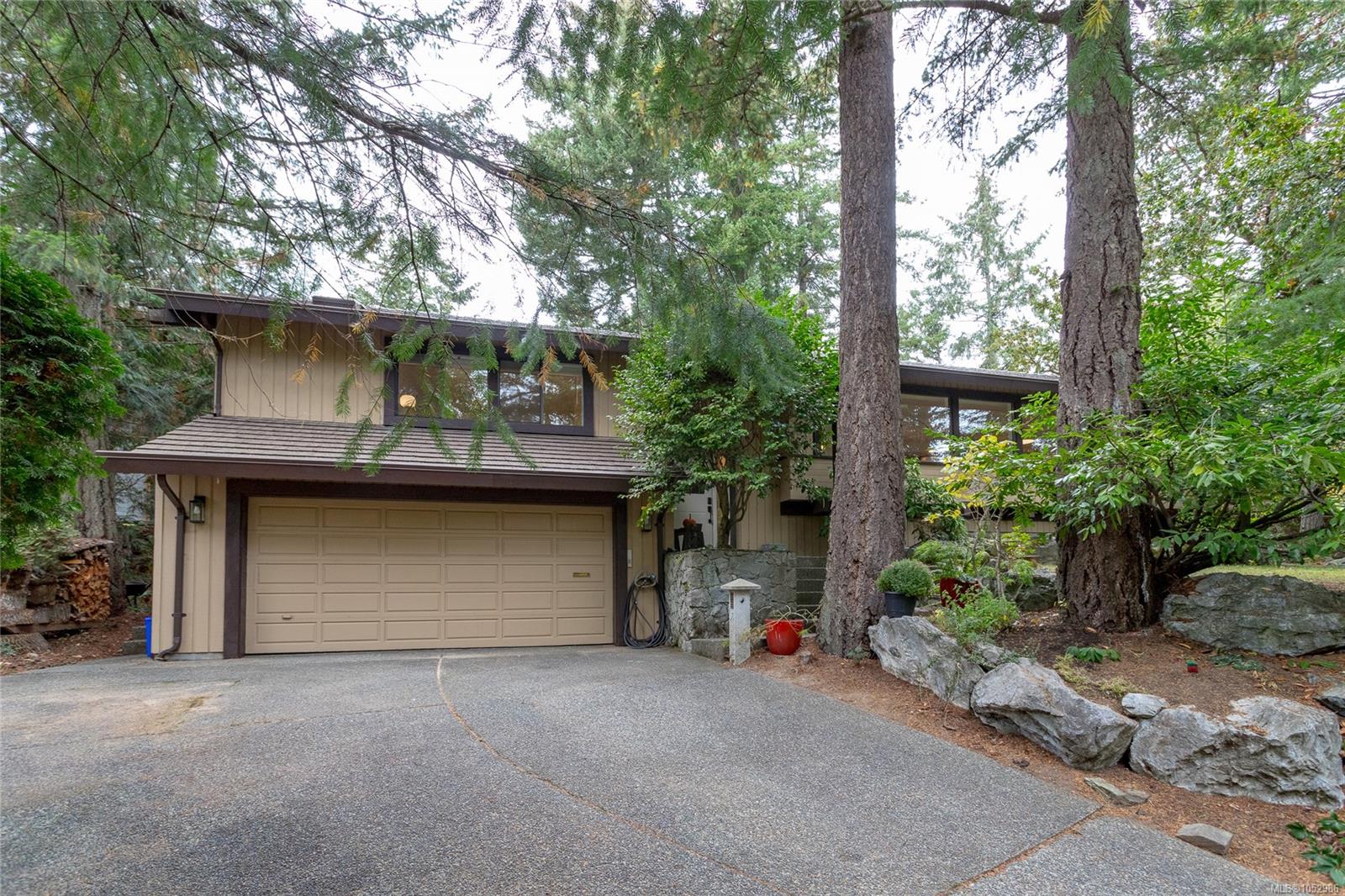 1043 Pondwood Lane — listing photo 2 of 53