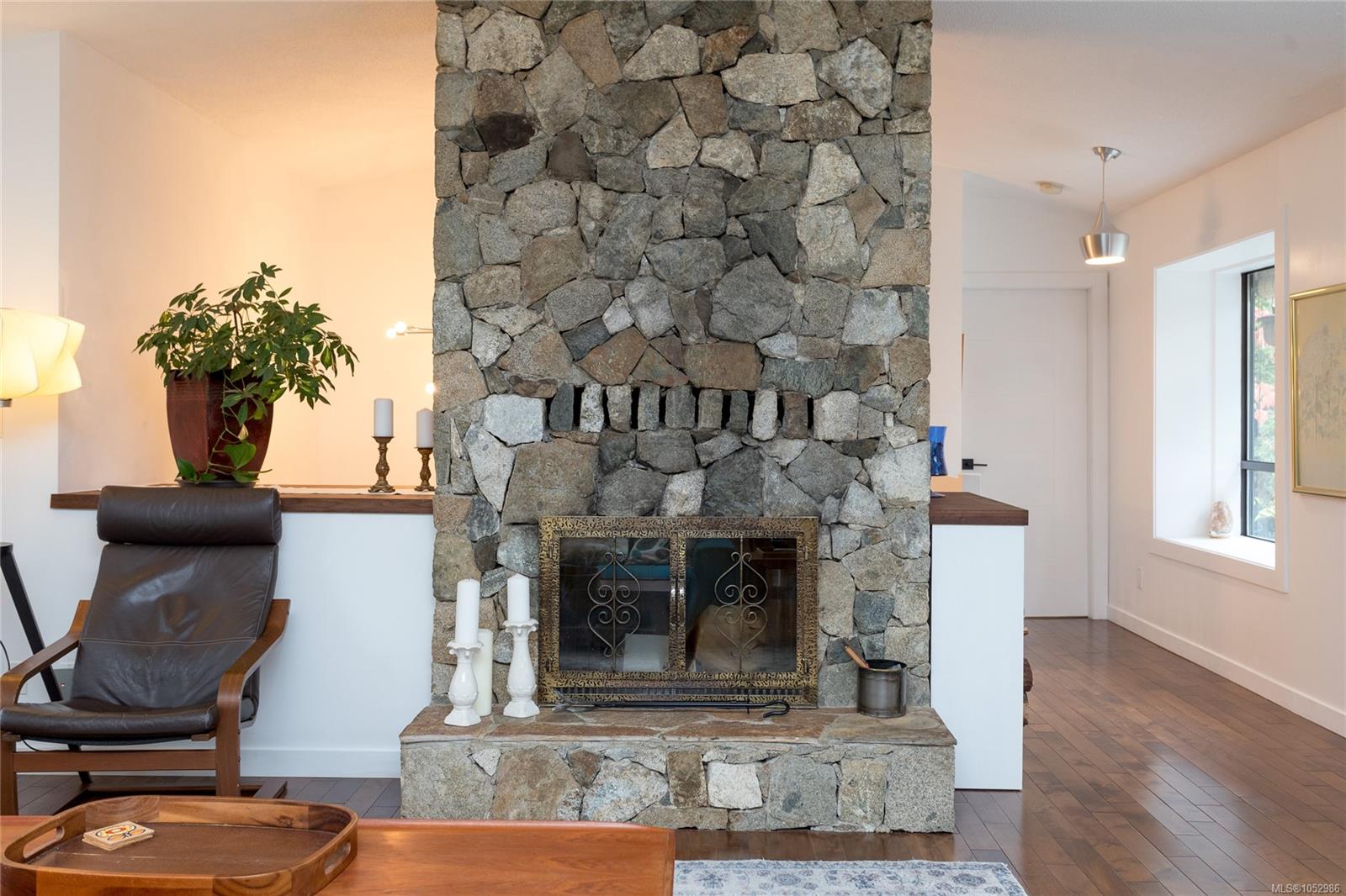 1043 Pondwood Lane — listing photo 12 of 53
