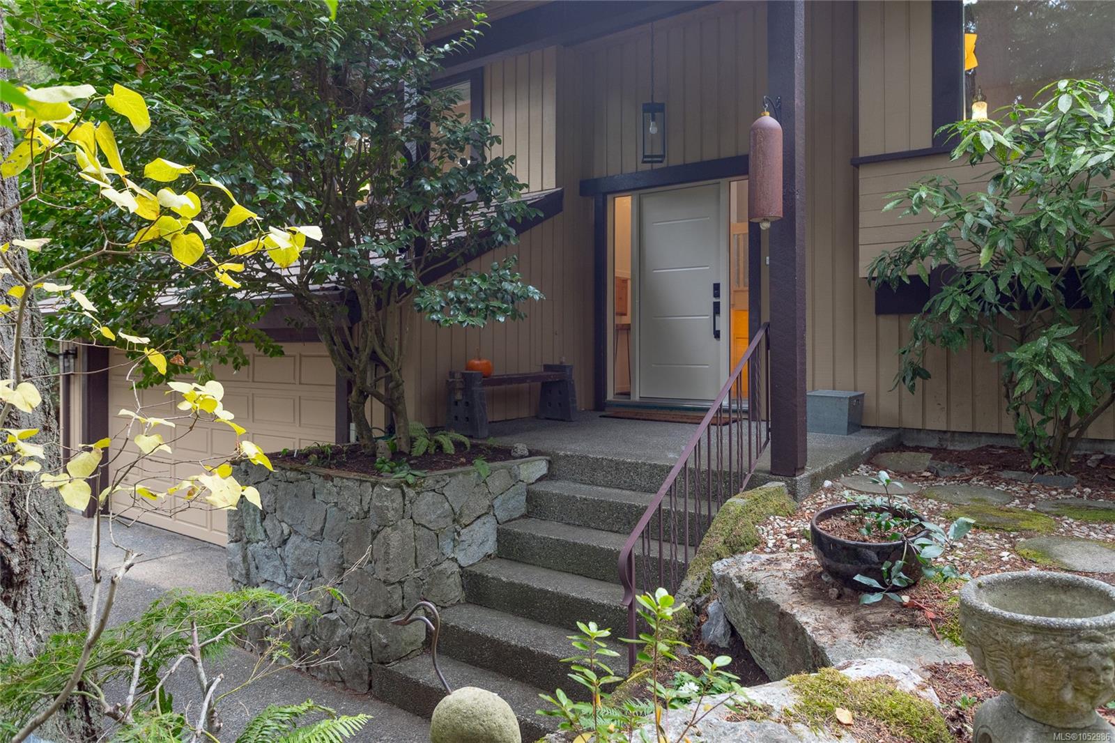 1043 Pondwood Lane — listing photo 5 of 53