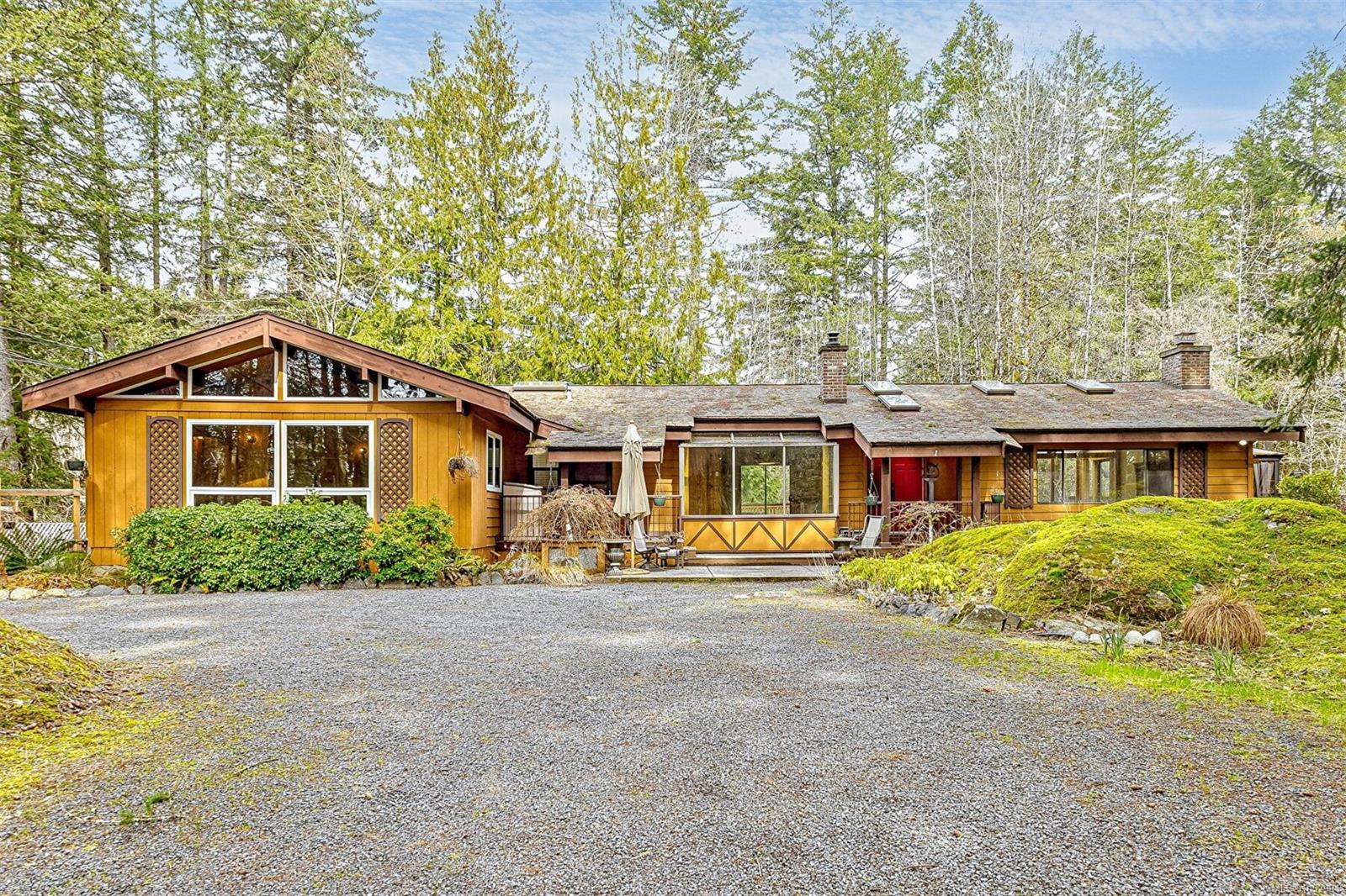 2298 Munn Rd — listing photo 2 of 66