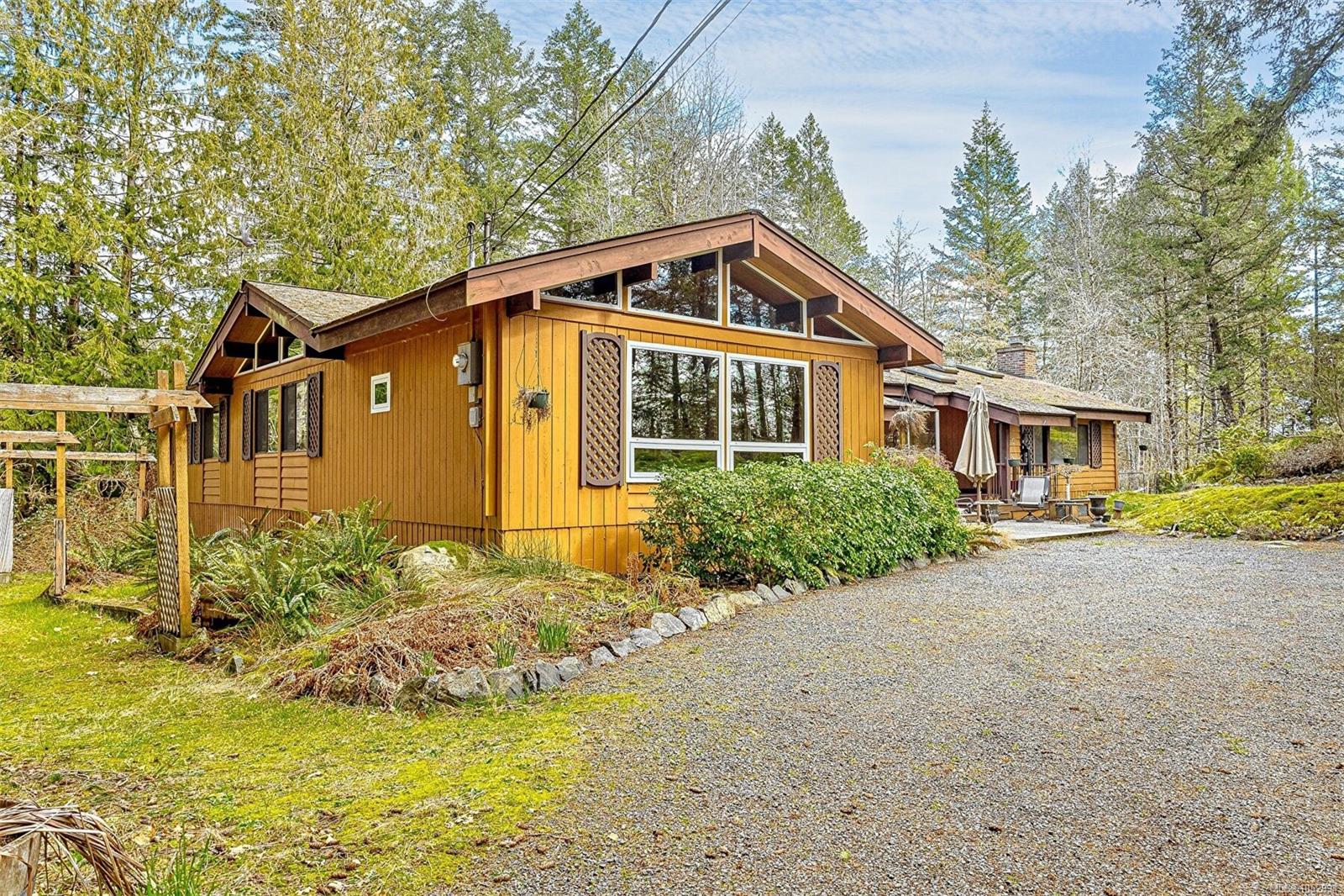 2298 Munn Rd — listing photo 4 of 66
