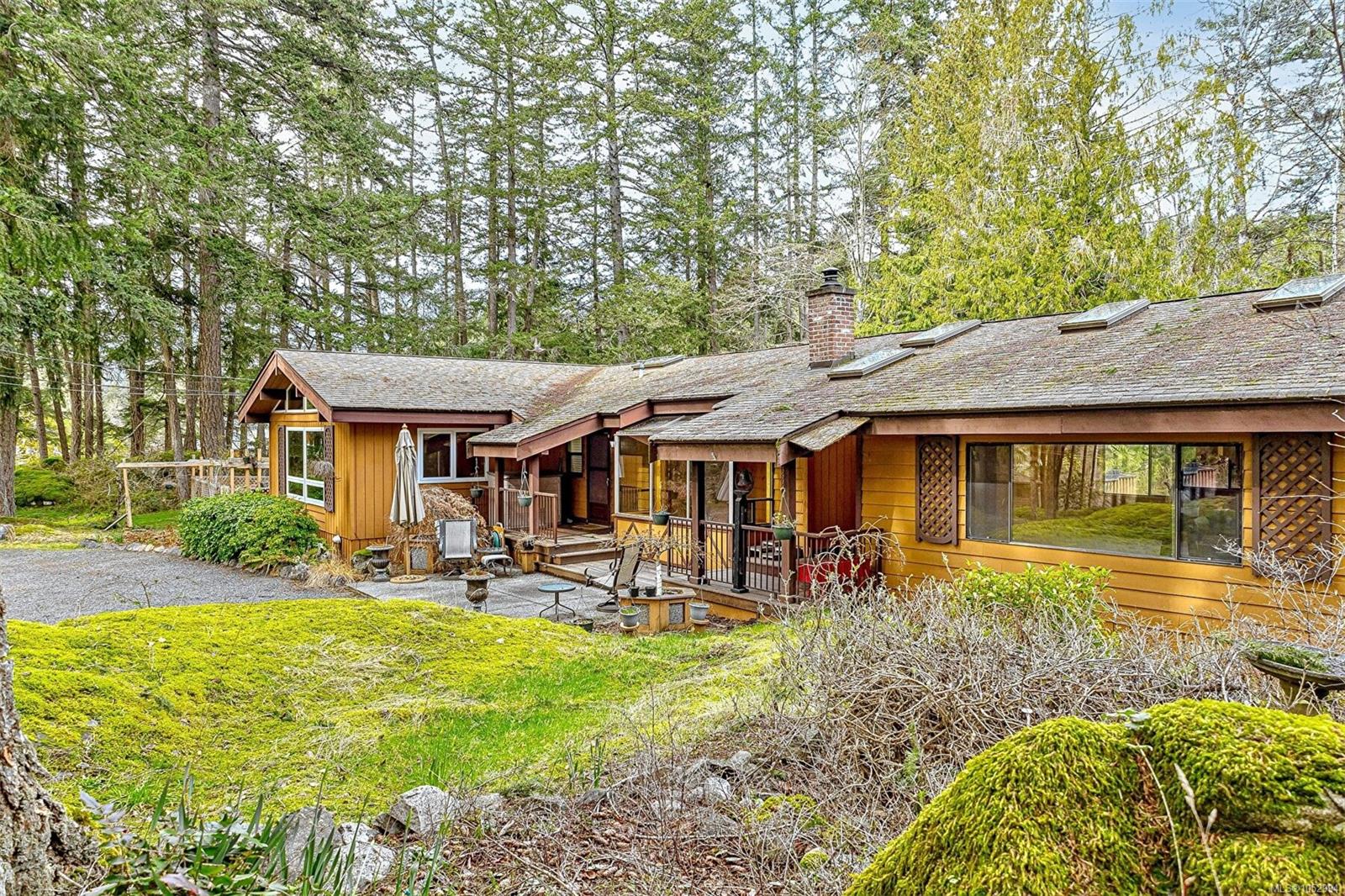 2298 Munn Rd — listing photo 5 of 66