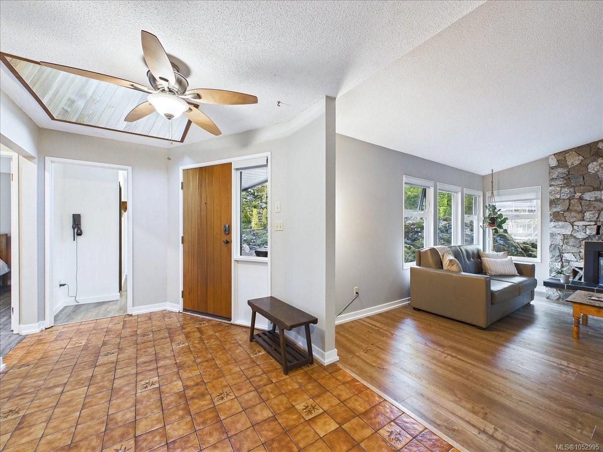 895 Brentwood Hts — listing photo 11 of 50