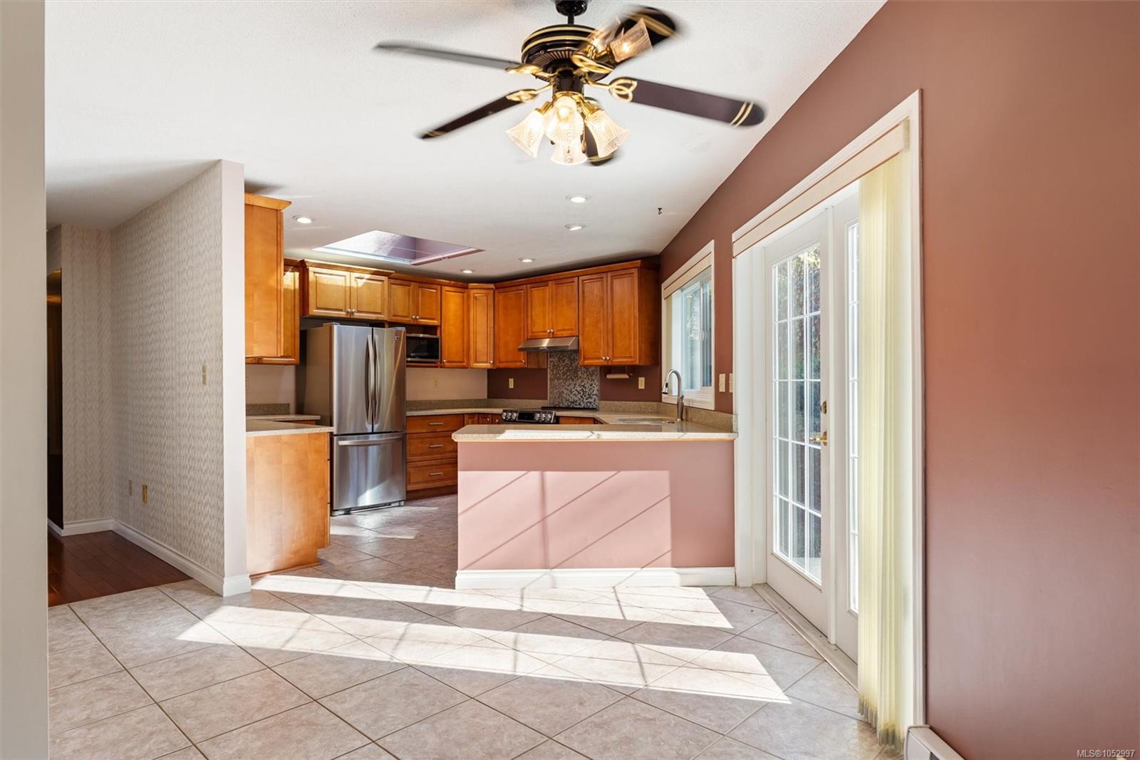 1055 Thistlewood Dr — listing photo 11 of 53