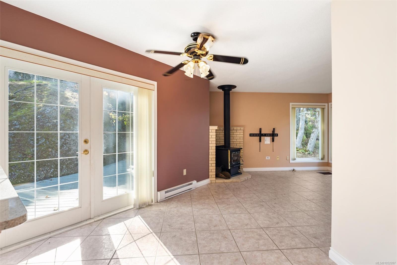 1055 Thistlewood Dr — listing photo 12 of 53