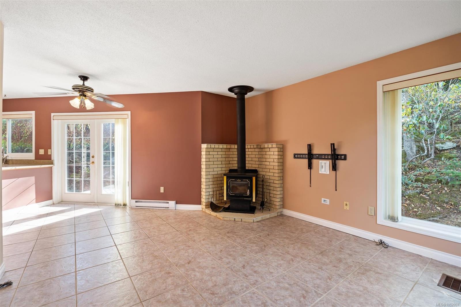 1055 Thistlewood Dr — listing photo 14 of 53